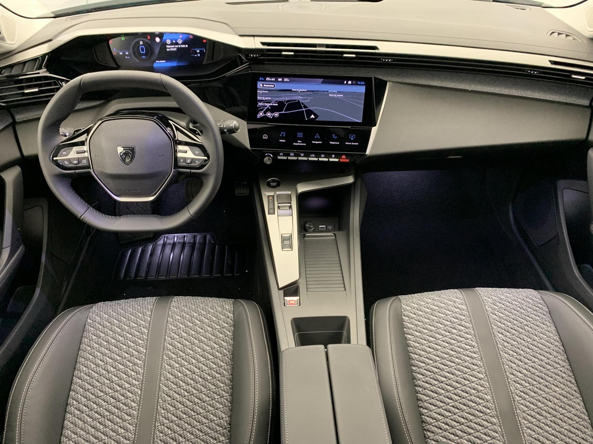 Peugeot 308 Hybrid 145 e-DCS6 Allure (2025) - Foto 12