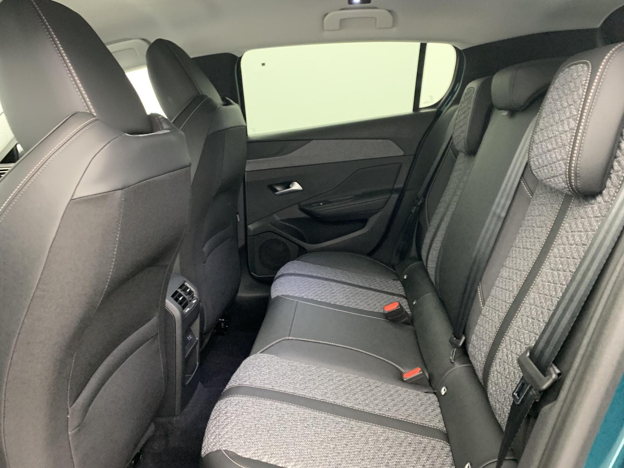 Peugeot 308 Hybrid 145 e-DCS6 Allure (2025) - Foto 17