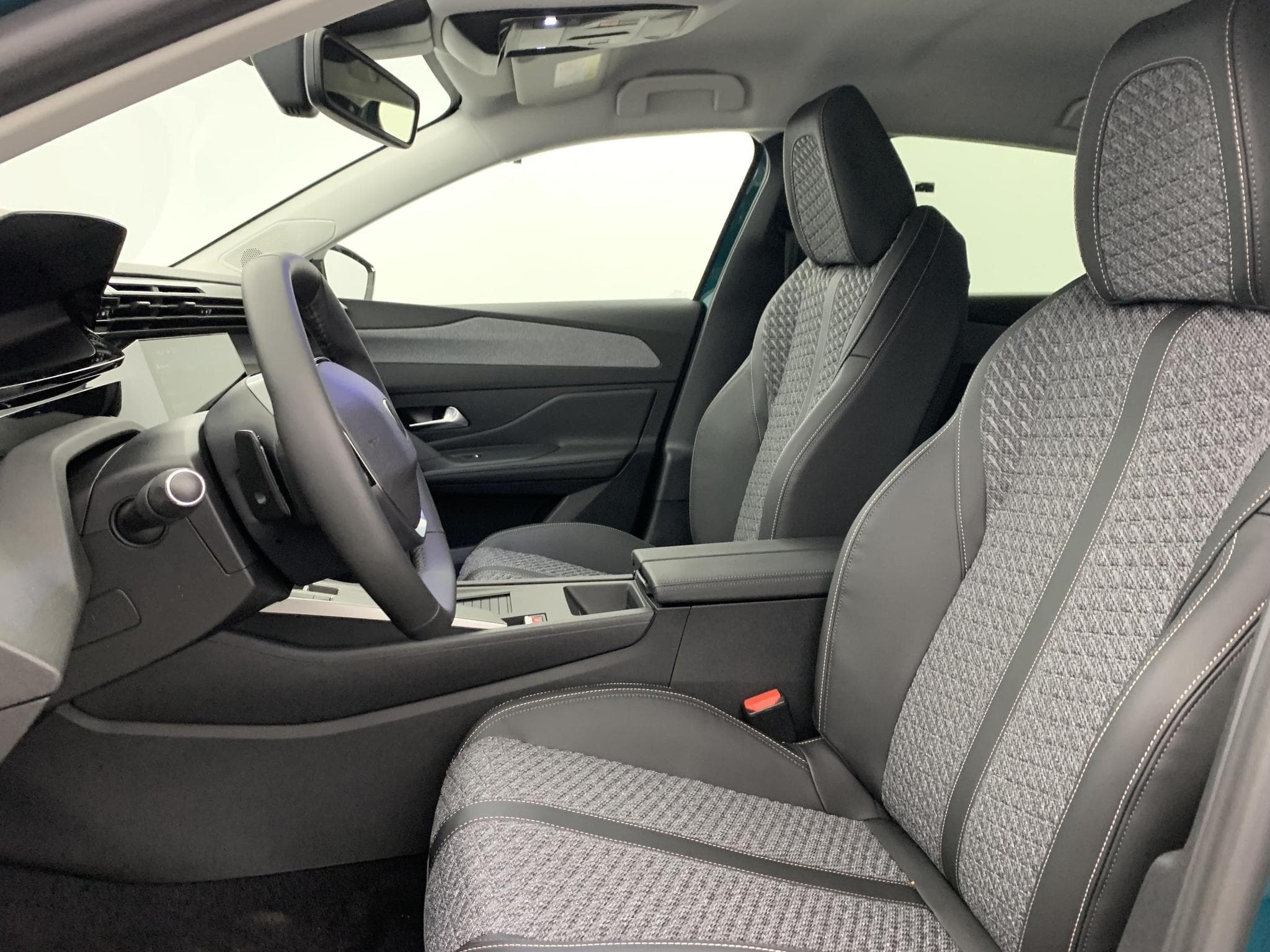 Peugeot 308 Hybrid 145 e-DCS6 Allure (2025) - Foto 18