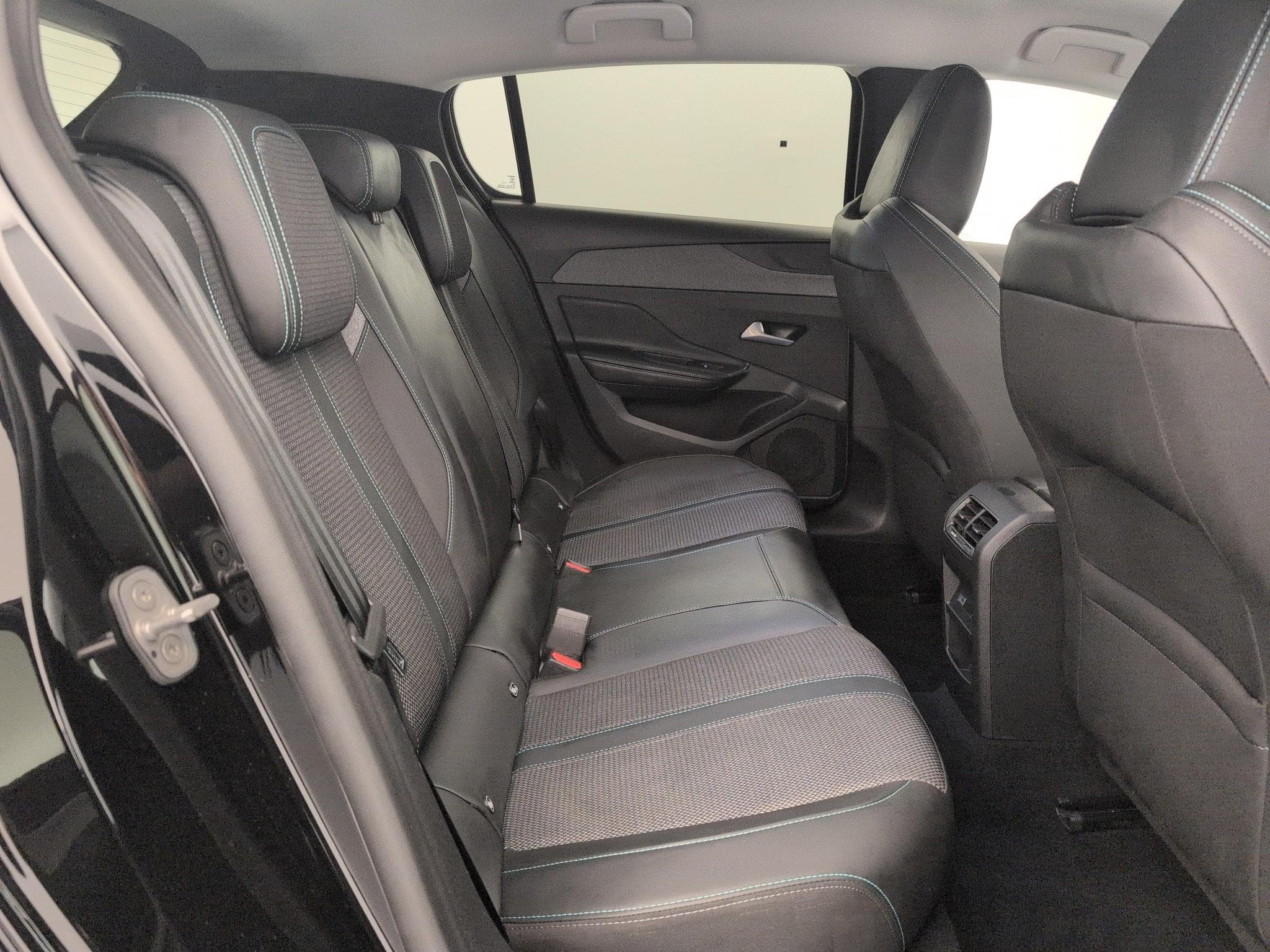 Peugeot 308 Hybrid 145 e-DCS6 Allure (2025) - Foto 10