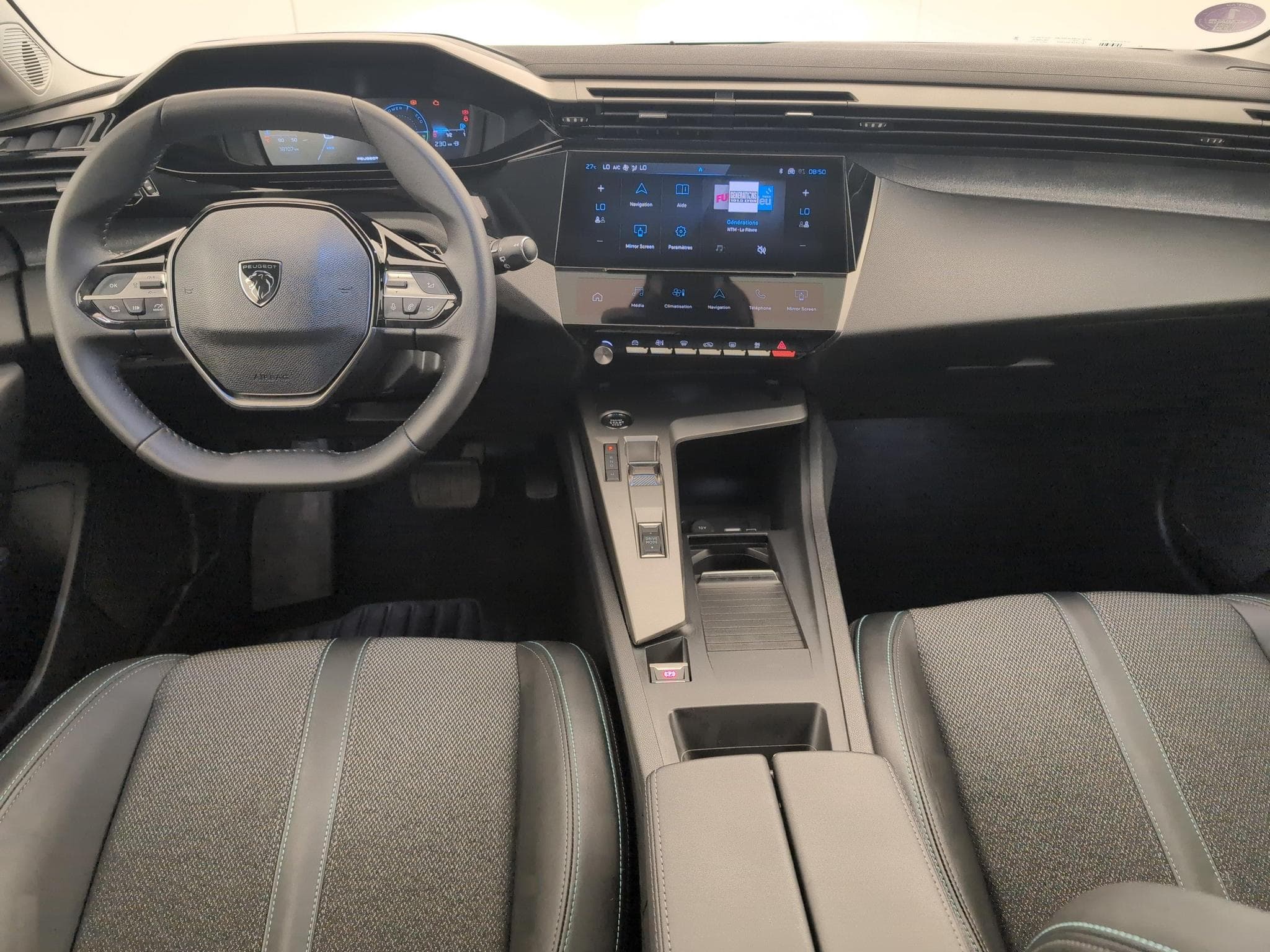 Peugeot 308 Hybrid 145 e-DCS6 Allure (2025) - Foto 13