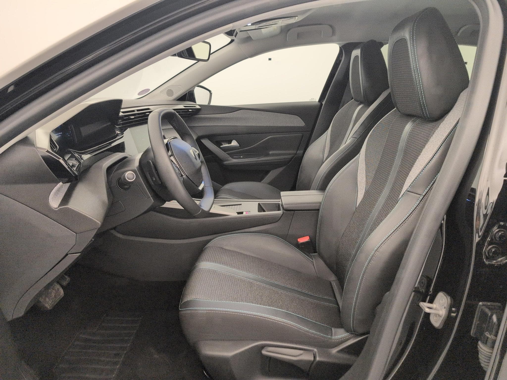 Peugeot 308 Hybrid 145 e-DCS6 Allure (2025) - Foto 16
