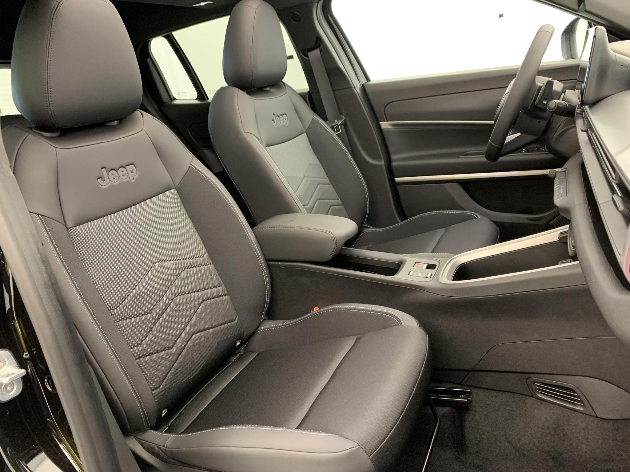 Jeep Avenger 1.2 Turbo T3 110 ch e-Hybrid BVR6 Summit (2026) - Foto 9