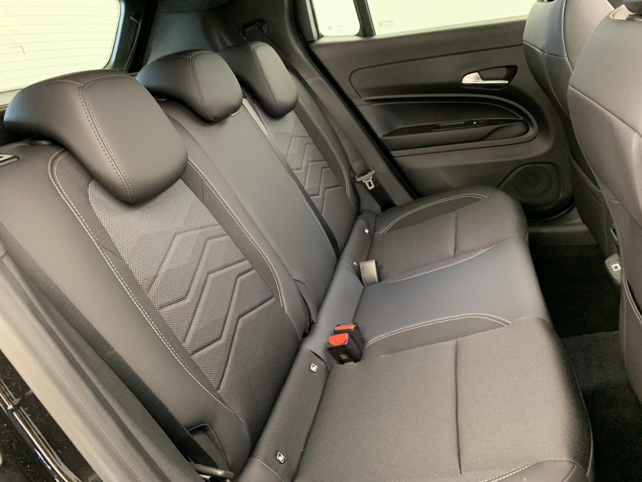 Jeep Avenger 1.2 Turbo T3 110 ch e-Hybrid BVR6 Summit (2026) - Foto 10