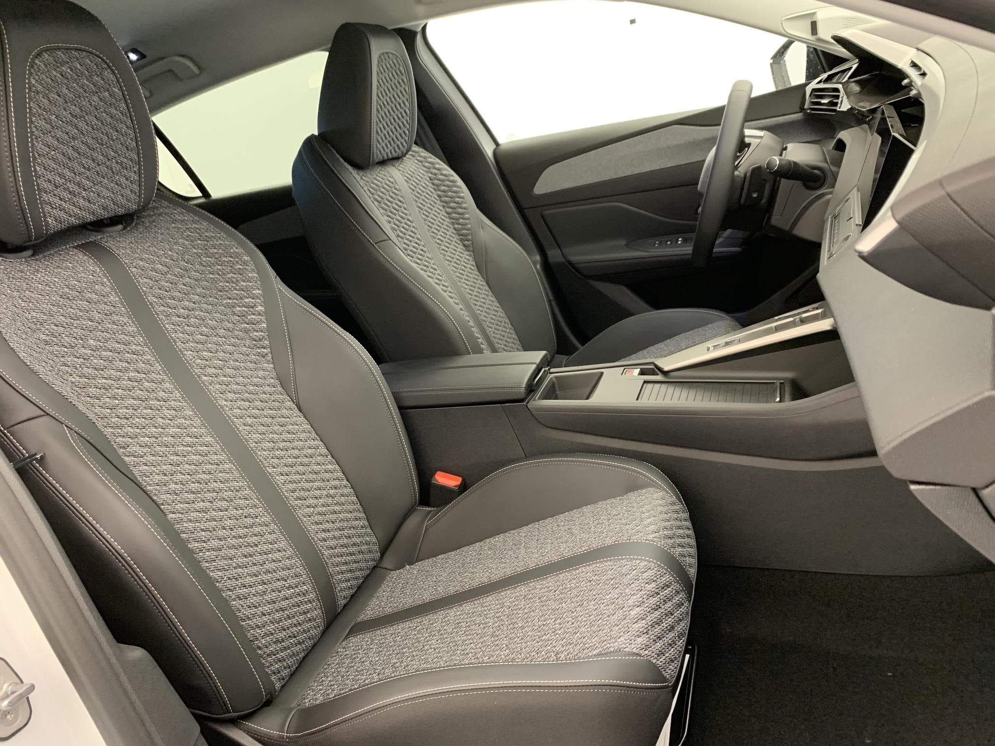 Peugeot 308 HYBRID 145 E-DCS6 ALLURE (2026) - Foto 9