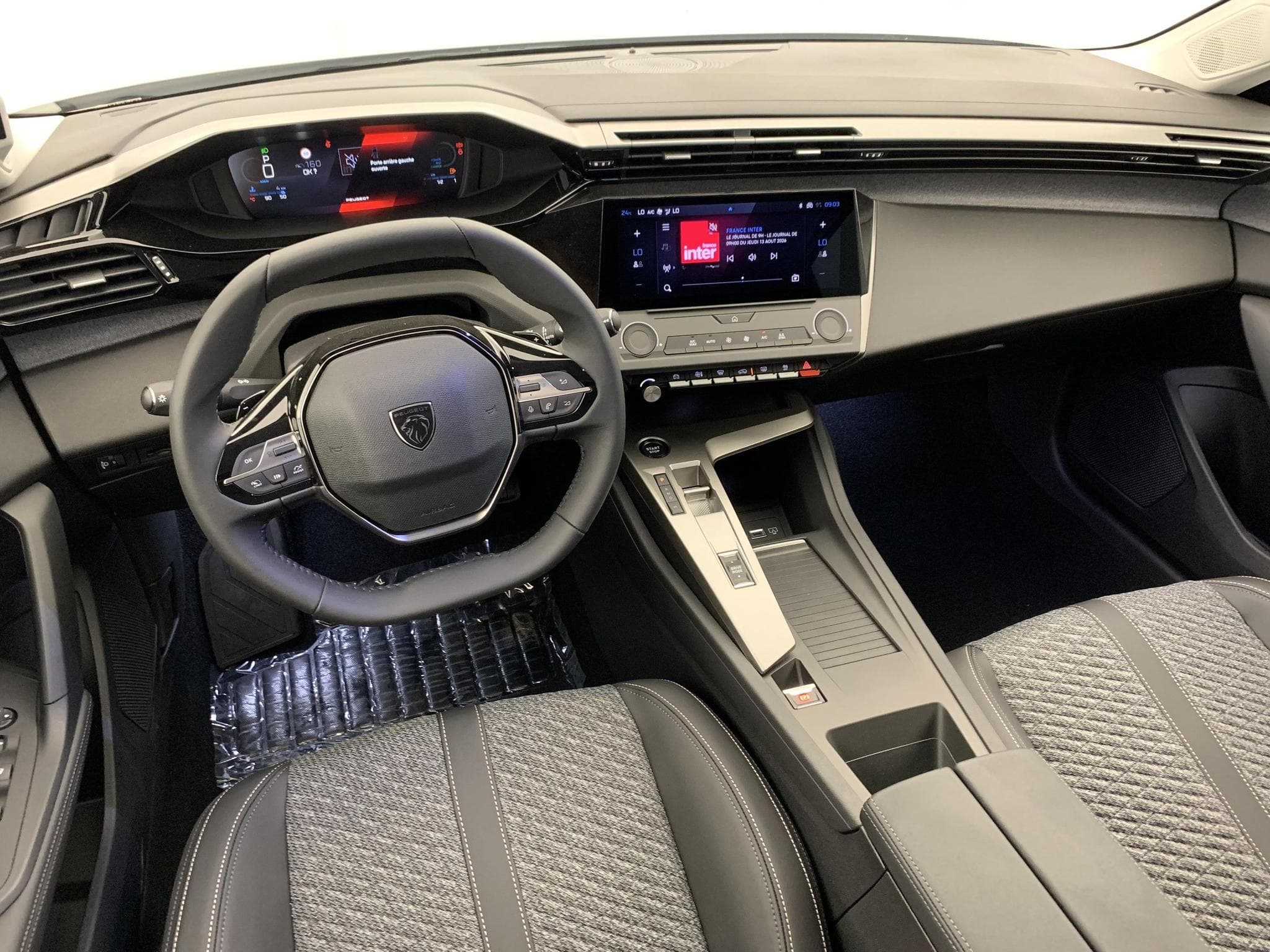 Peugeot 308 HYBRID 145 E-DCS6 ALLURE (2026) - Foto 14