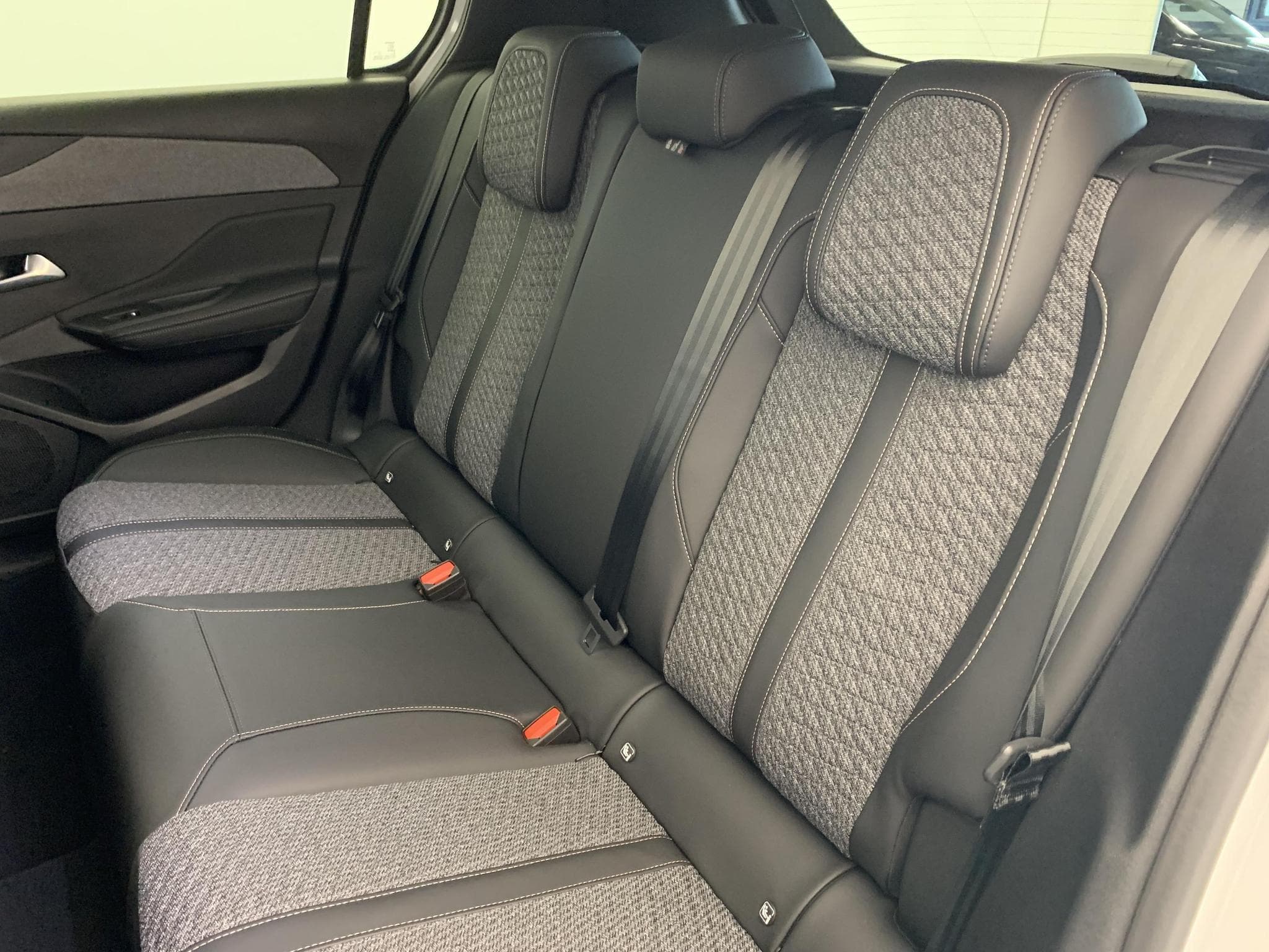 Peugeot 308 HYBRID 145 E-DCS6 ALLURE (2026) - Foto 20