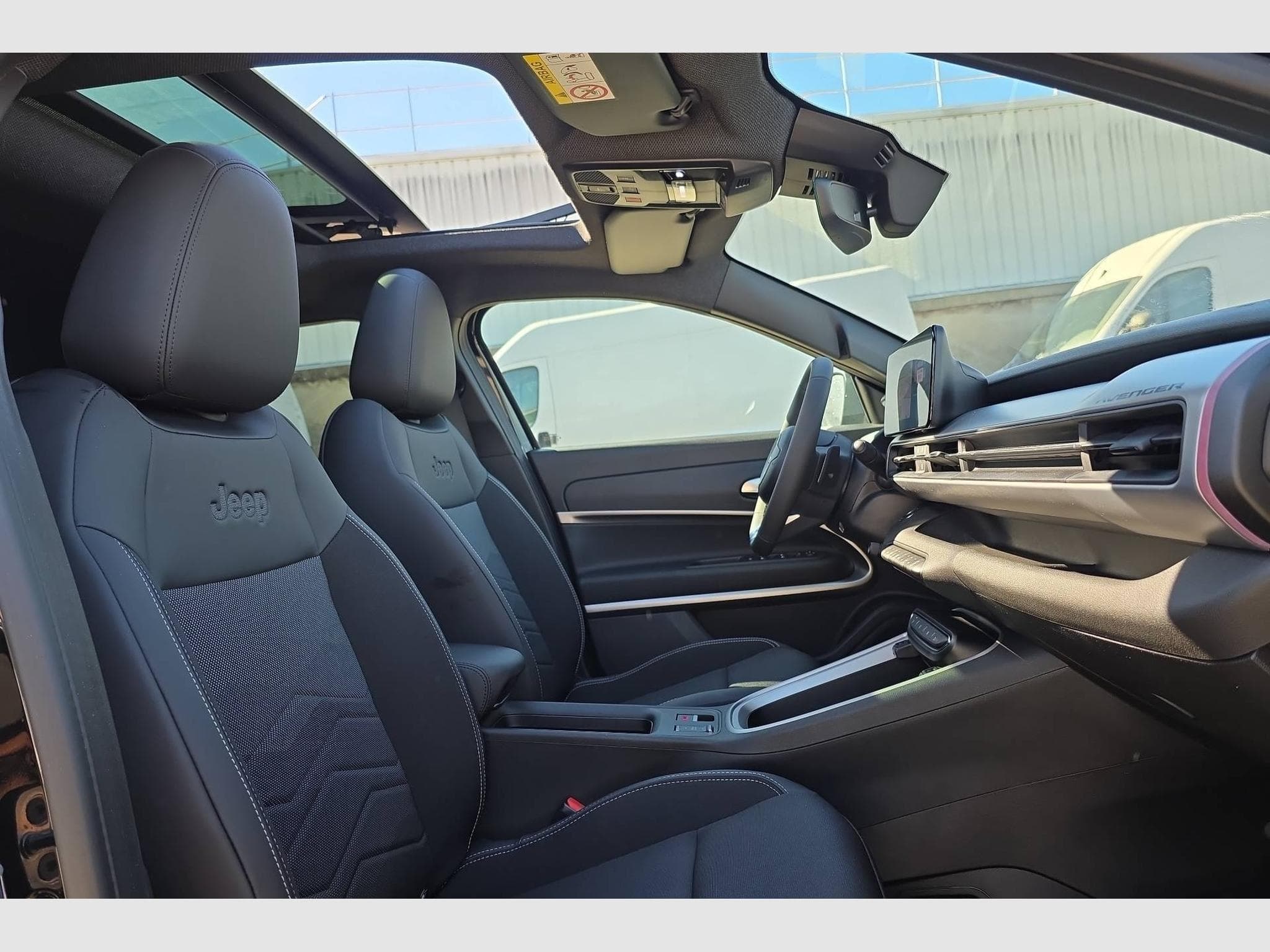 Jeep Avenger 1.2 Turbo T3 110 ch e-Hybrid BVR6 Summit (2025) - Foto 9