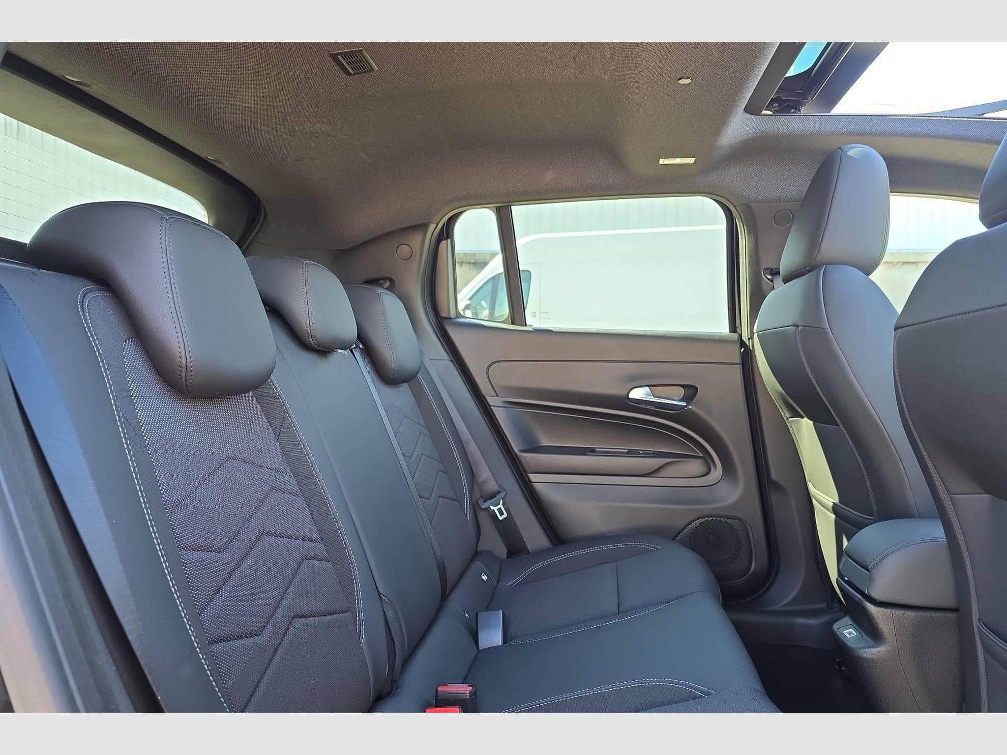 Jeep Avenger 1.2 Turbo T3 110 ch e-Hybrid BVR6 Summit (2025) - Foto 10