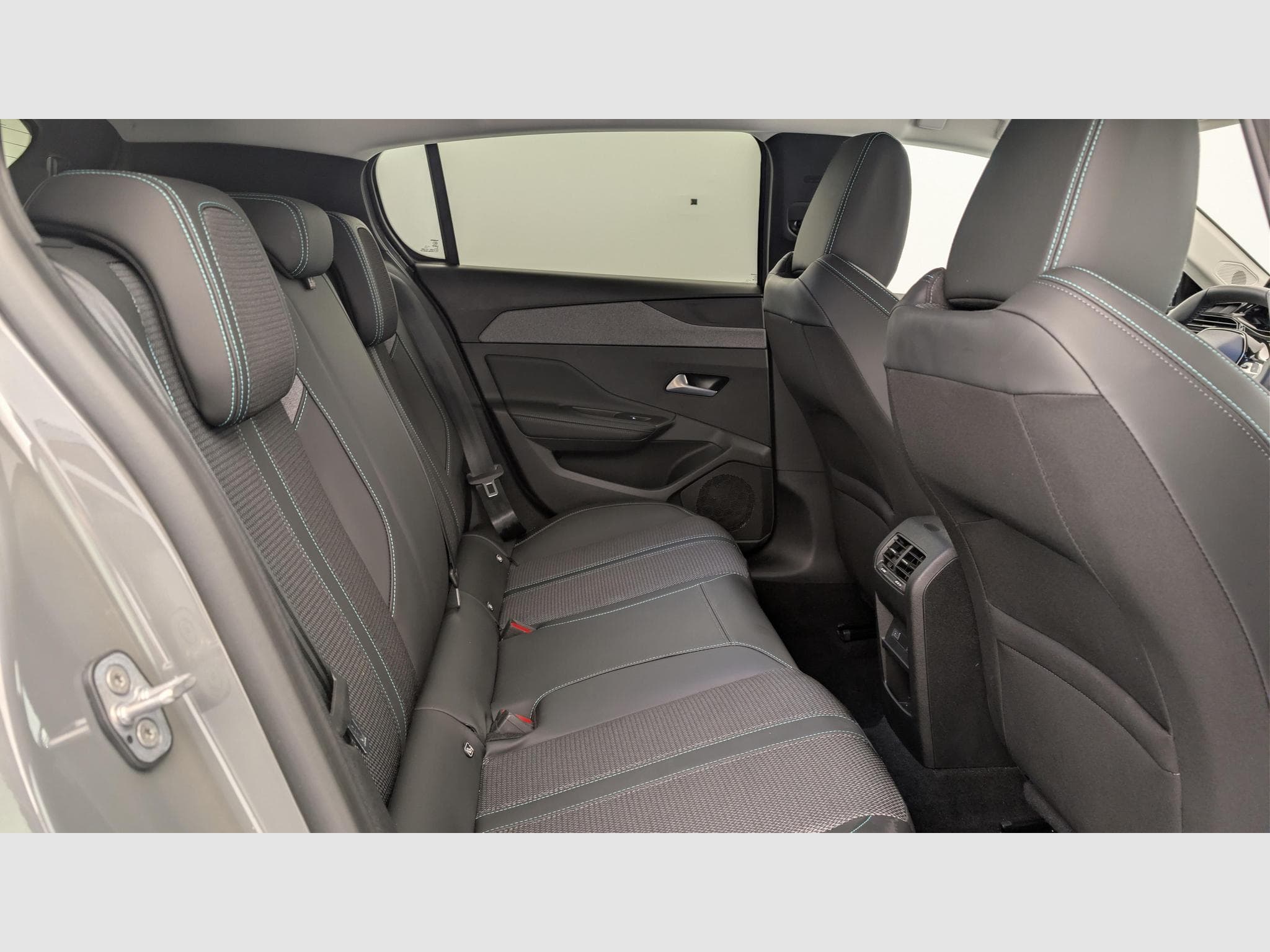Peugeot 308 Hybrid 145 e-DCS6 Allure (2025) - Foto 10
