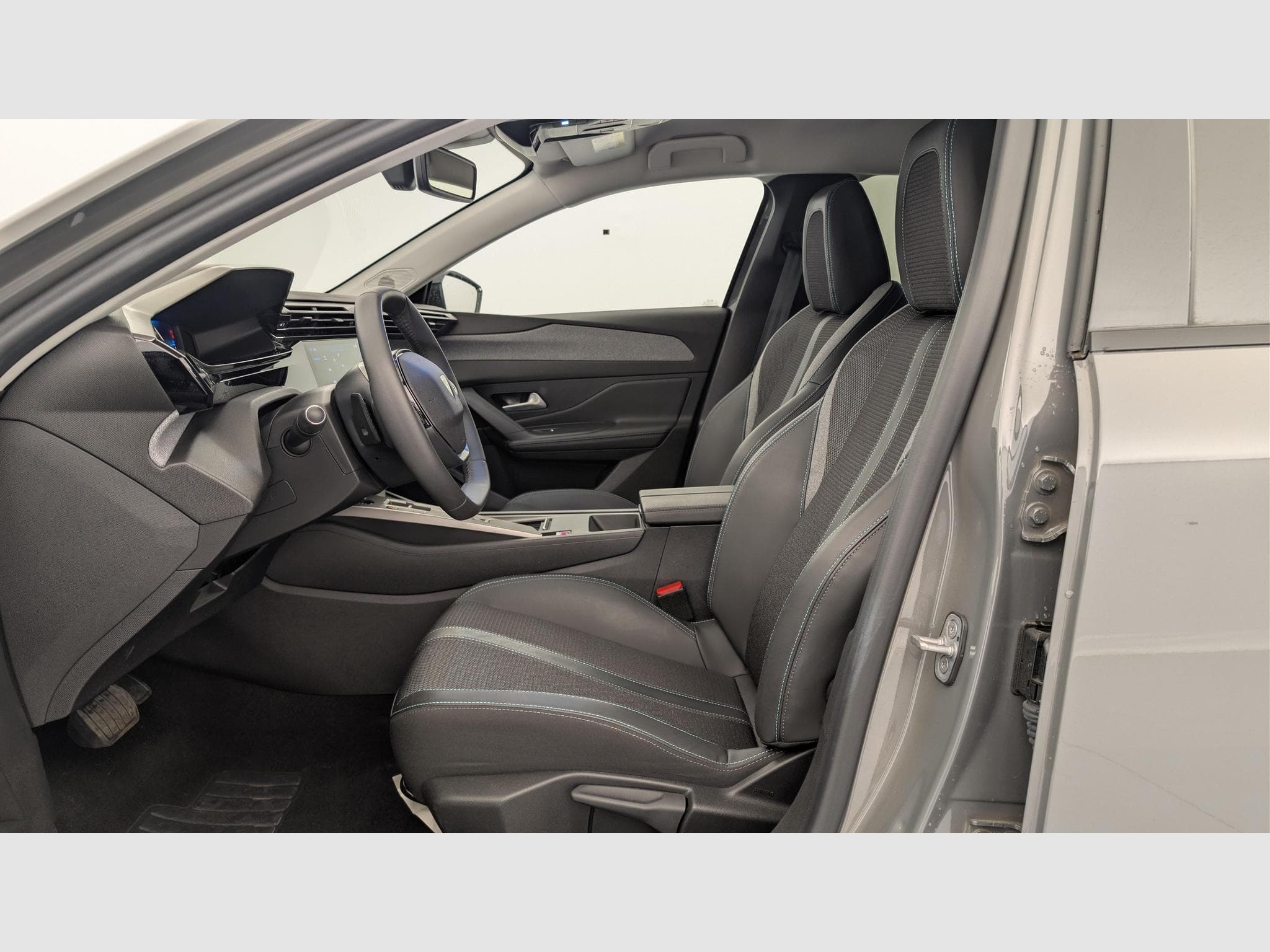 Peugeot 308 Hybrid 145 e-DCS6 Allure (2025) - Foto 16