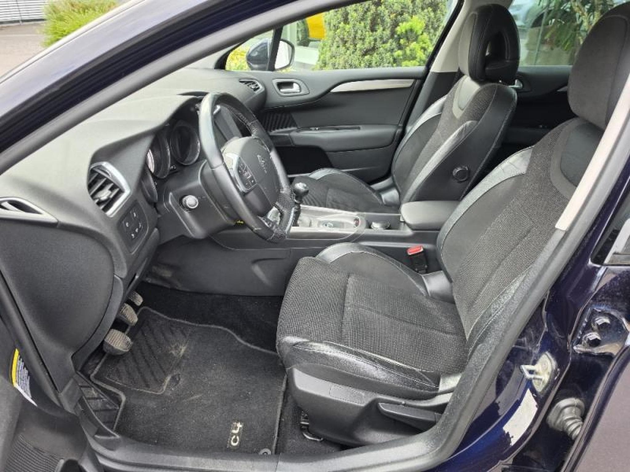 Citroën C4 Shine, 6 vit. man, 1.2 essence, 130 CV (2016) - Photo 6