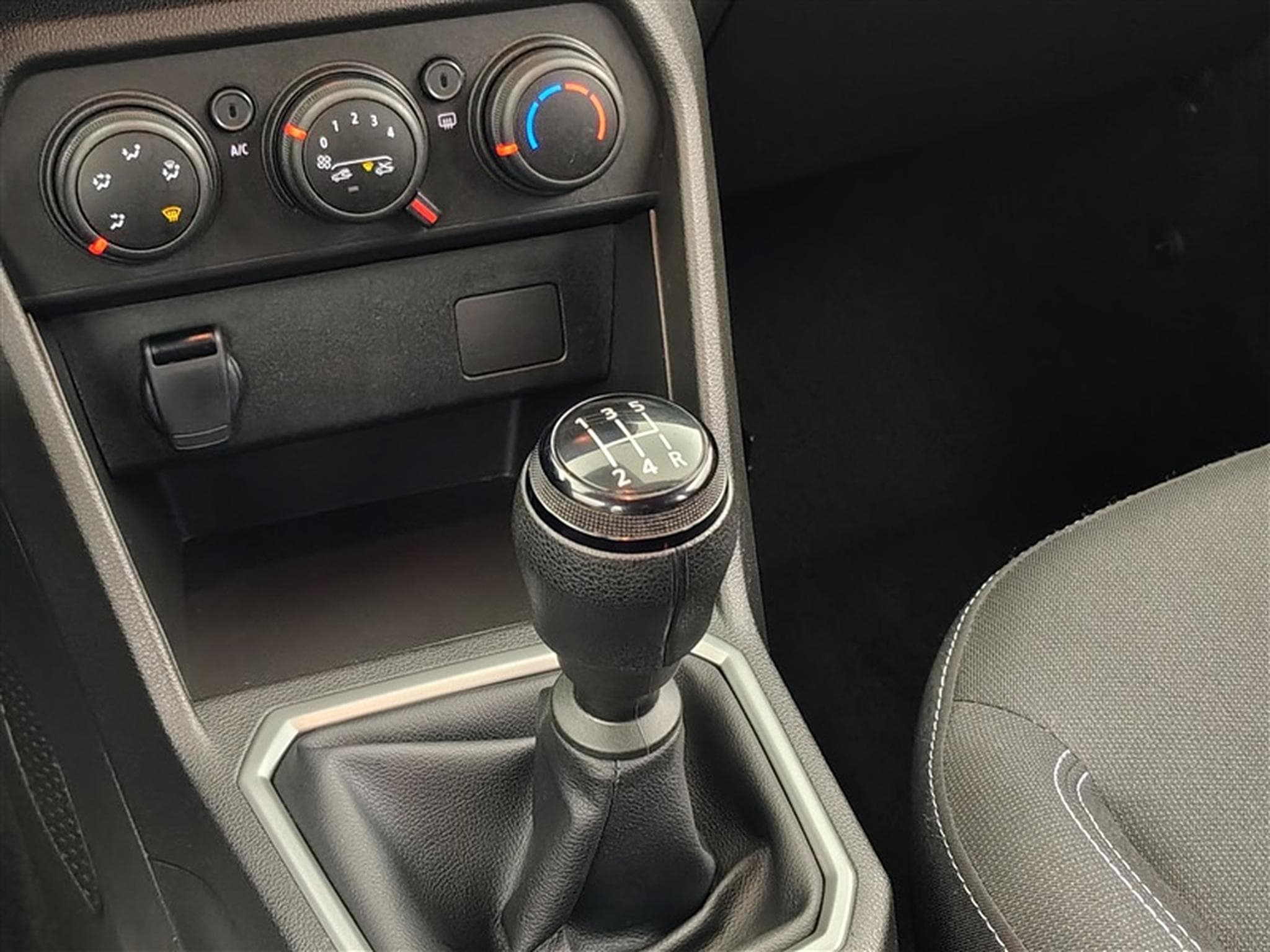 Dacia Sandero 1.0i SCe Expression (2025) - Photo 12