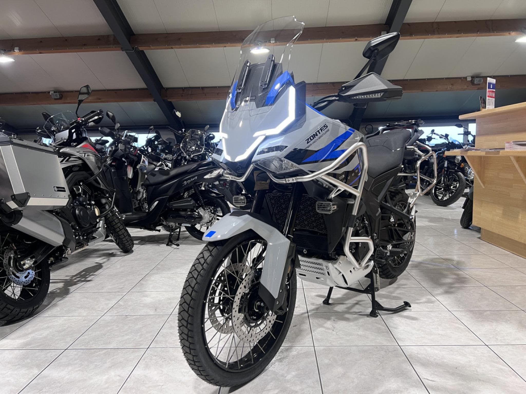 Zontes 703 F BLACK/GREY 21 + Pack valises offert (2026) - Photo 2