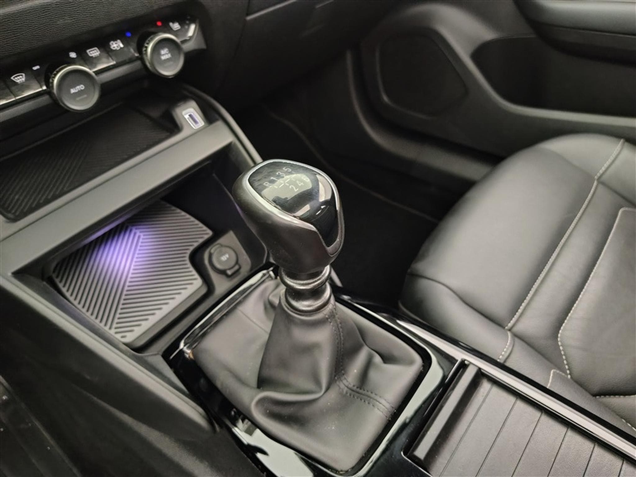 Citroën C4 1.2 PureTech Shine Pack CUIR/NAVI/TO PANO/FULL LED/JA (2022) - Photo 12