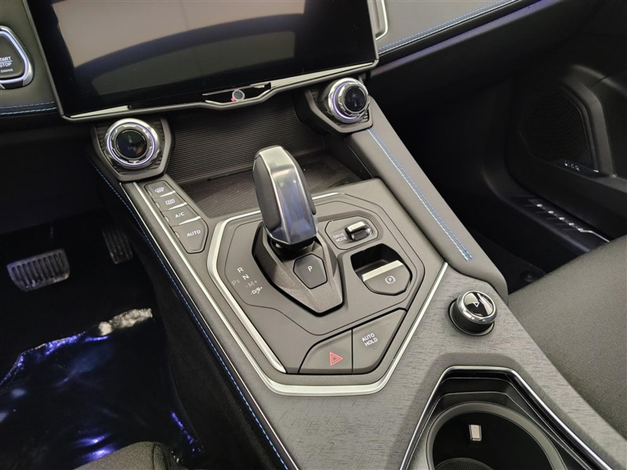Lynk & Co 01 1.5 Turbo PHEV NAVI / FULL LED / TOIT PANO / CAMERA / JA 20" (2025) - Photo 13