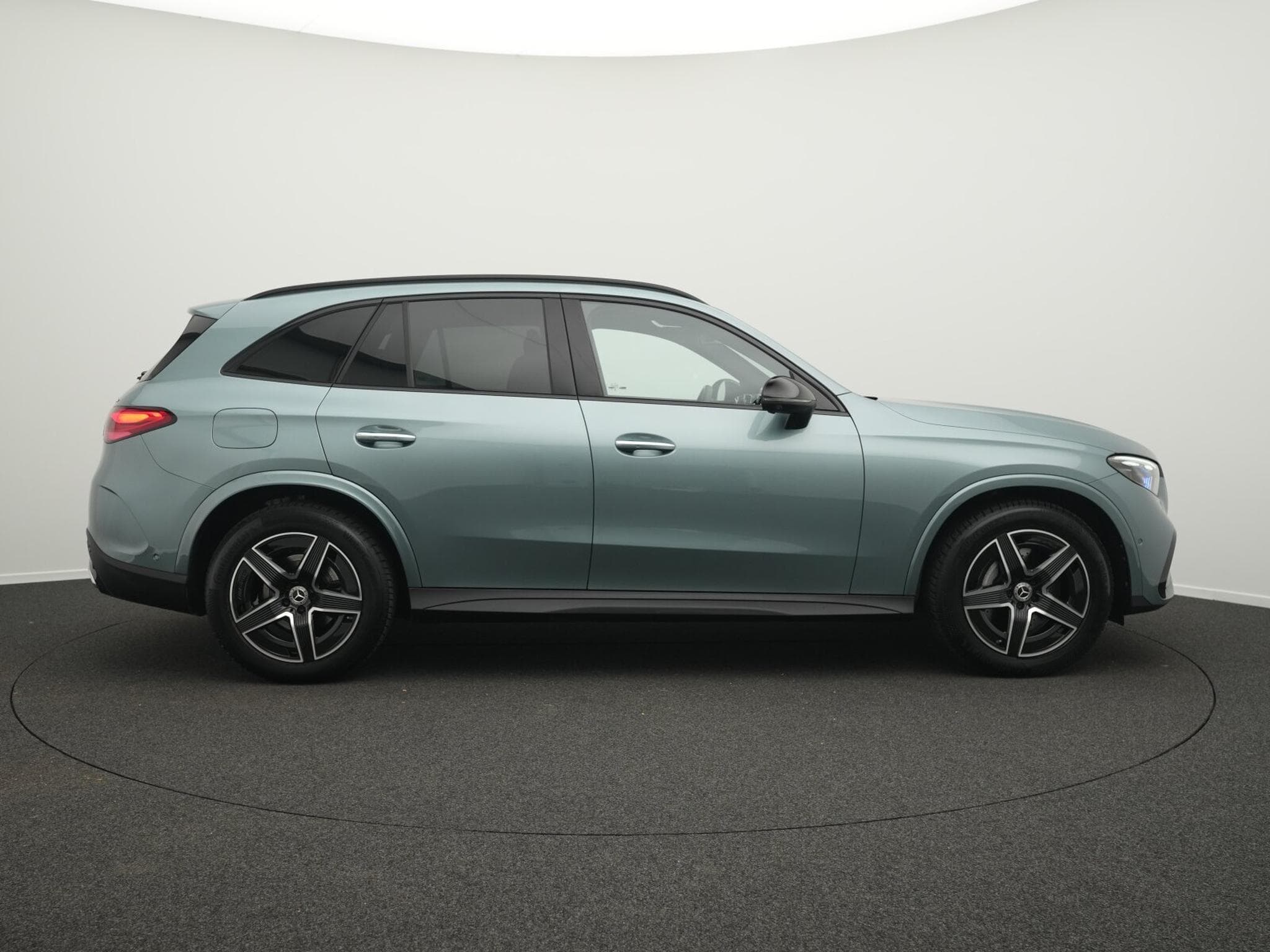 Mercedes GLC 300 d 4M AMG-Line Digital+AHK+19"+Night+Memo (2025) - Photo 5