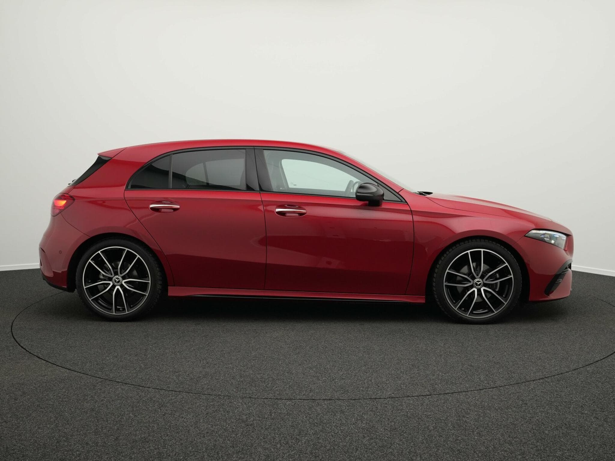 Mercedes A 200 d AMG-Line Multi+Kamera+AHK+19"+Night (2025) - Photo 5