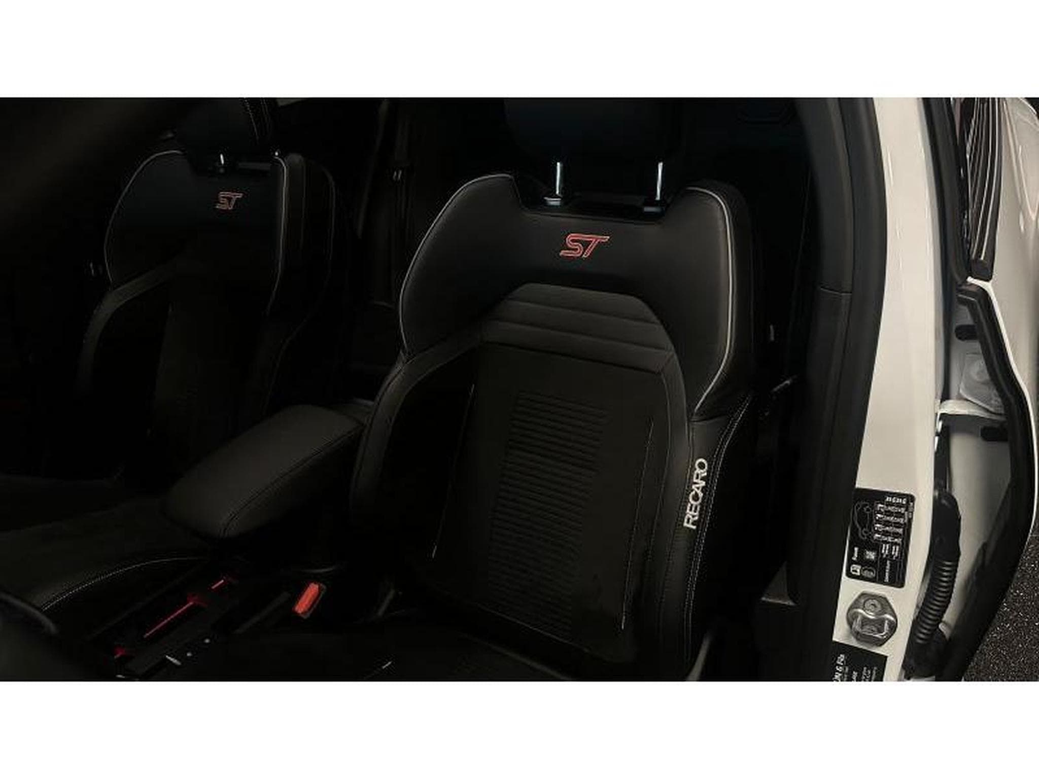 Ford Focus EcoBoost ST (2021) - Photo 9