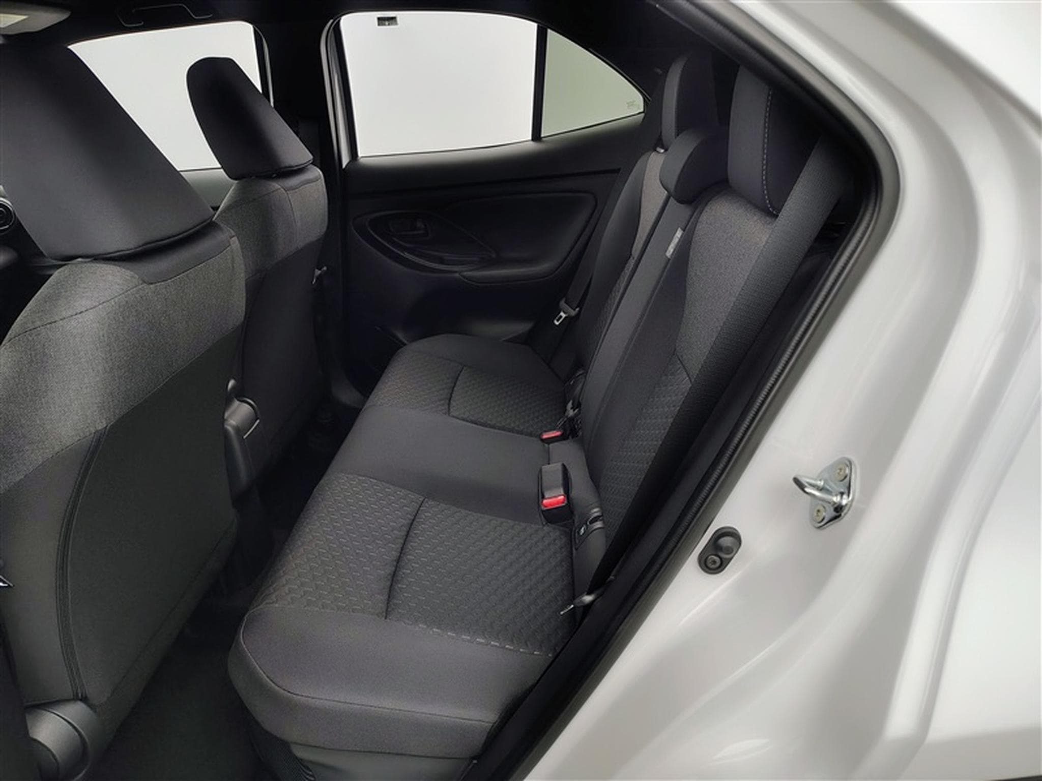 Toyota Yaris Cross 1.5i VVT-i Hybrid E-CVT CARPLAY / CAMERA / FULL LED / ALU17" (2026) - Photo 13