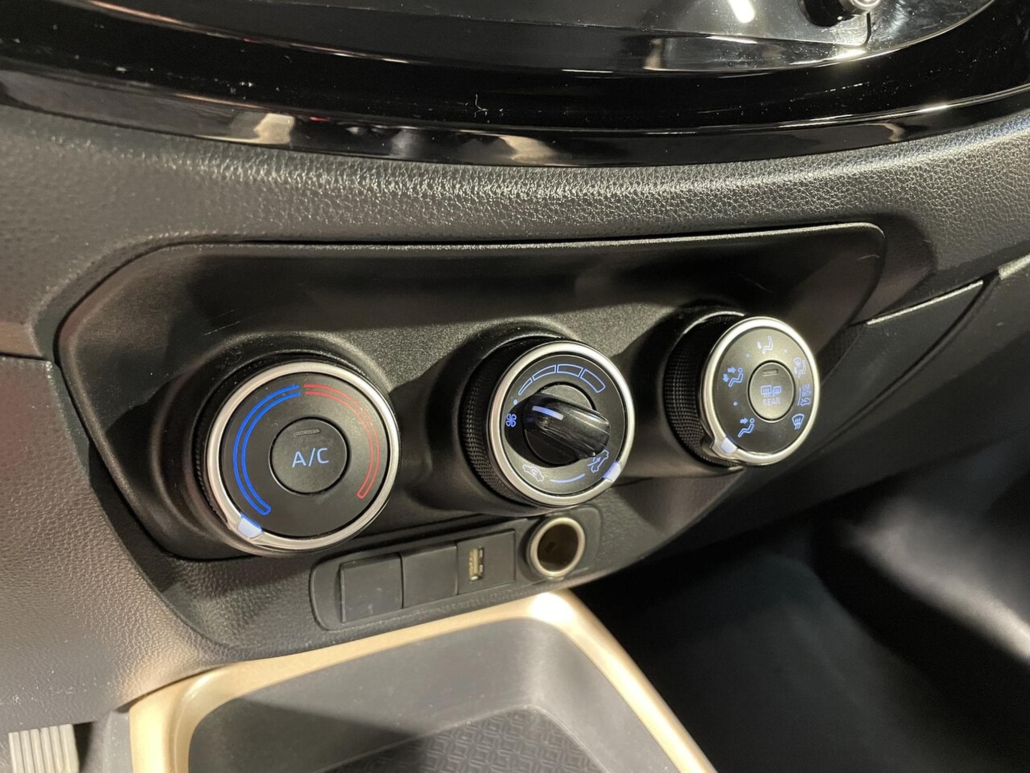 Toyota Aygo 1.0 VVT-I 72 DESIGN BLUETOOTH (2023) - Photo 7