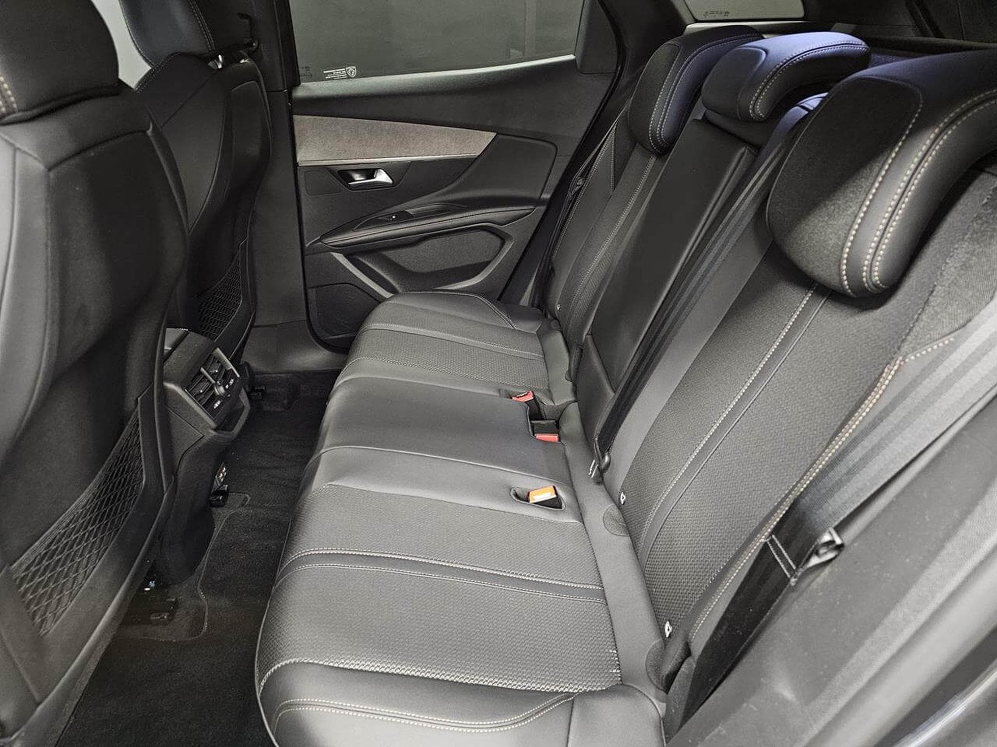 Peugeot 3008 GT 1.2 130 EAT8 (2023) - Photo 6