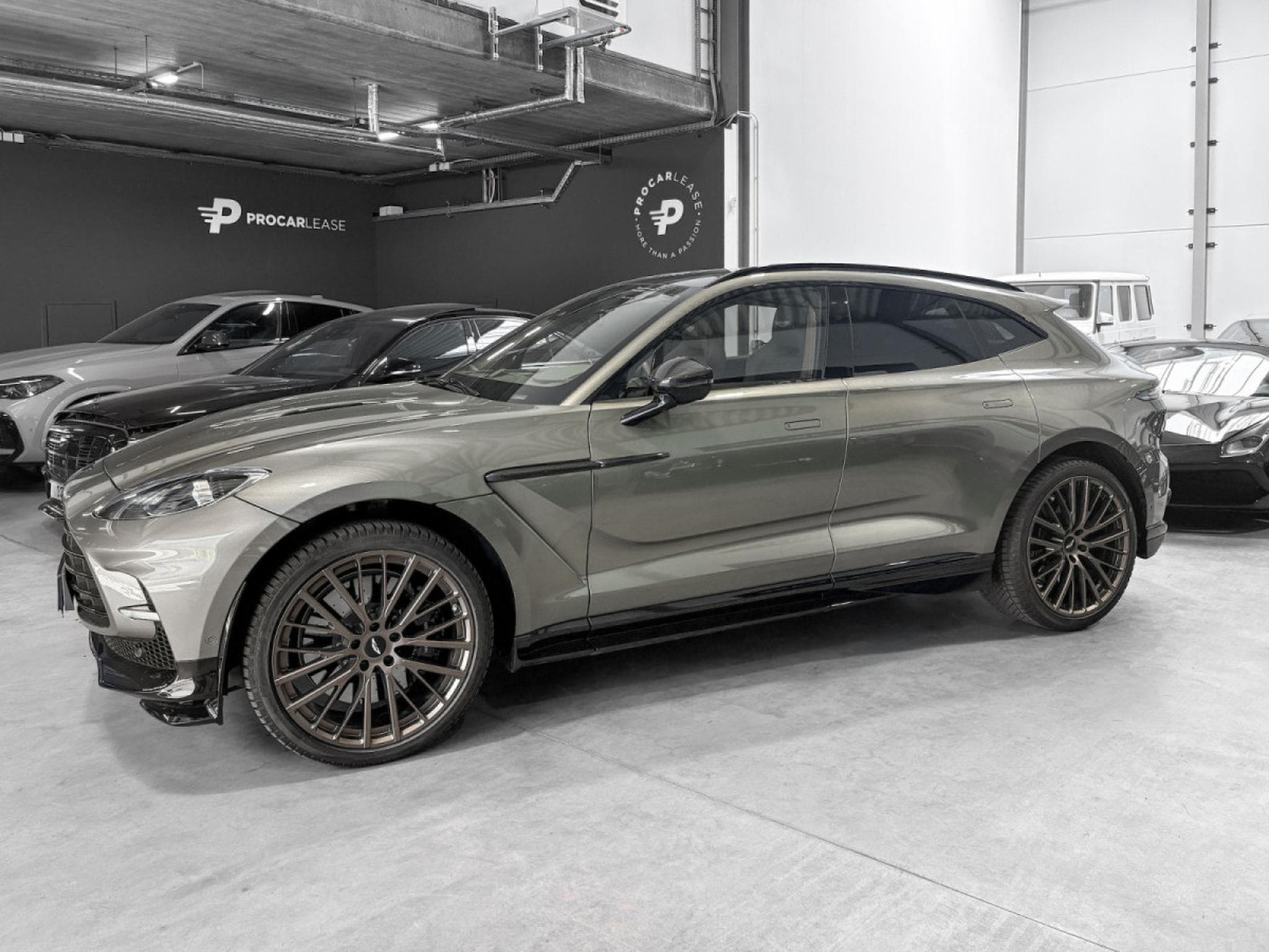 Aston-Martin DBX ASTON MARTIN DBX707 °FACELIFT° 4.0 V8 BITURBO - FULL CARBON (2025) - Foto 7