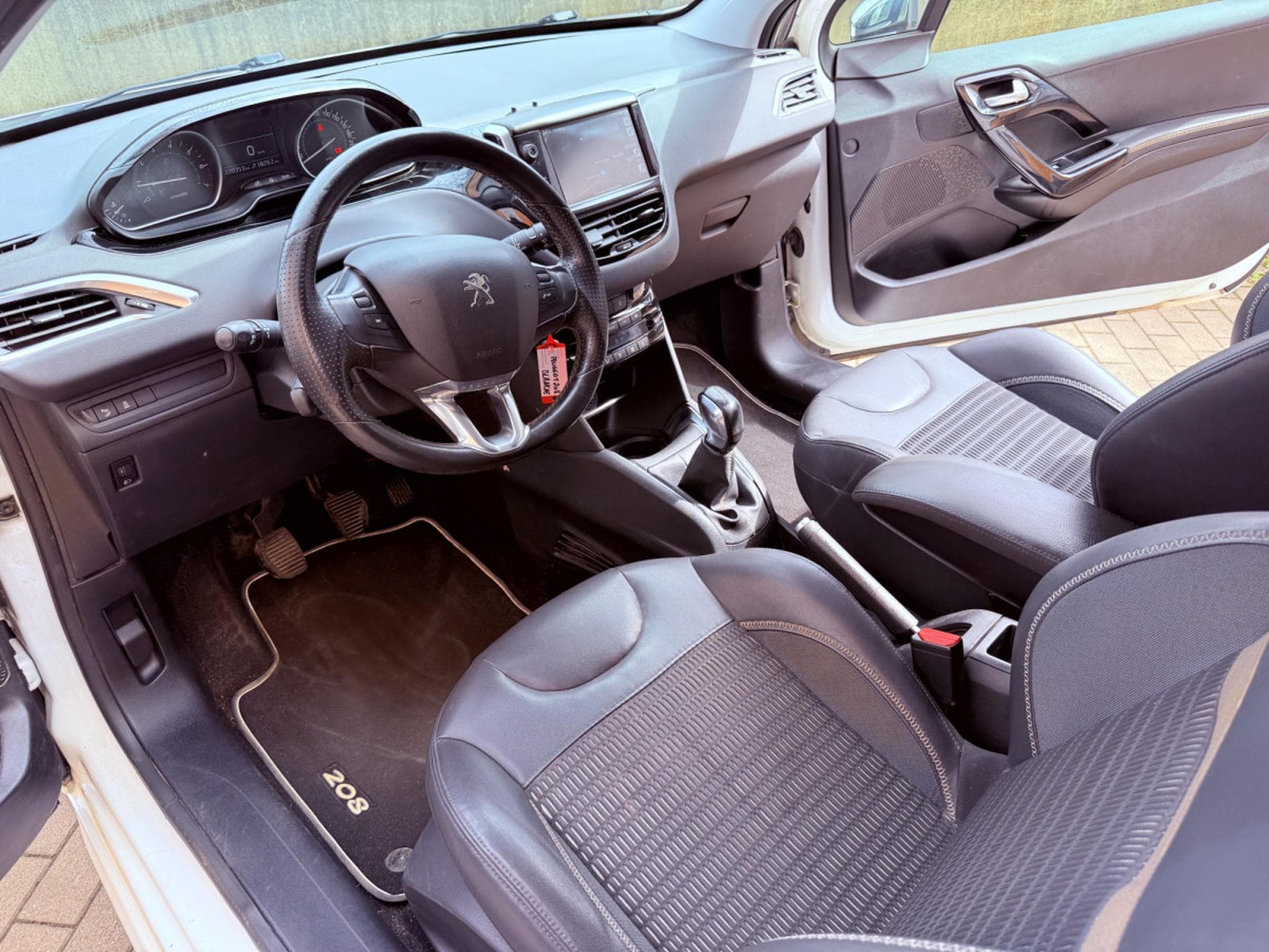 Peugeot 208 1.6 16v Allure Pano Navi PDC (2014) - Foto 4