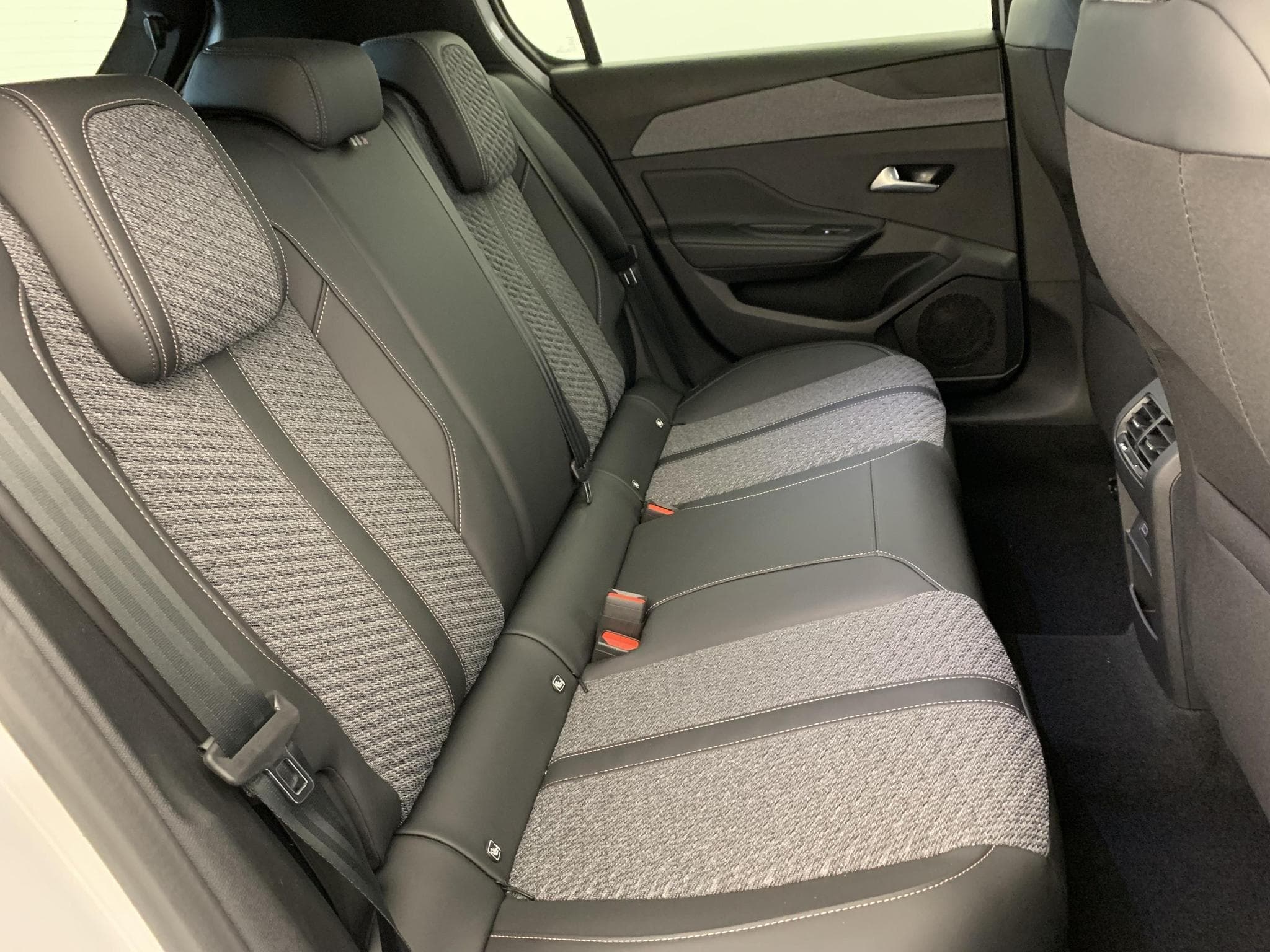 Peugeot 308 HYBRID 145 E-DCS6 ALLURE (2026) - Photo 10