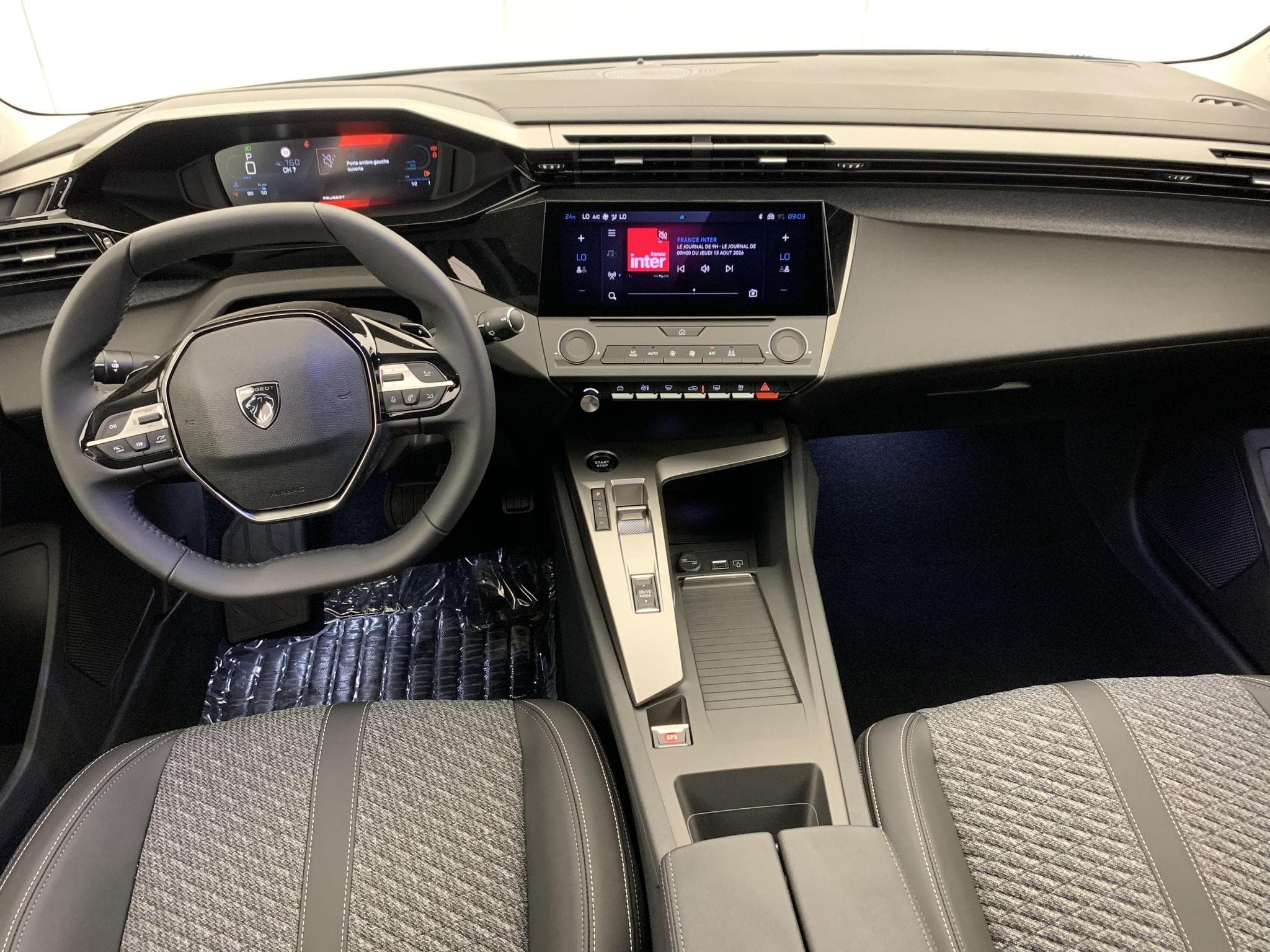 Peugeot 308 HYBRID 145 E-DCS6 ALLURE (2026) - Photo 13