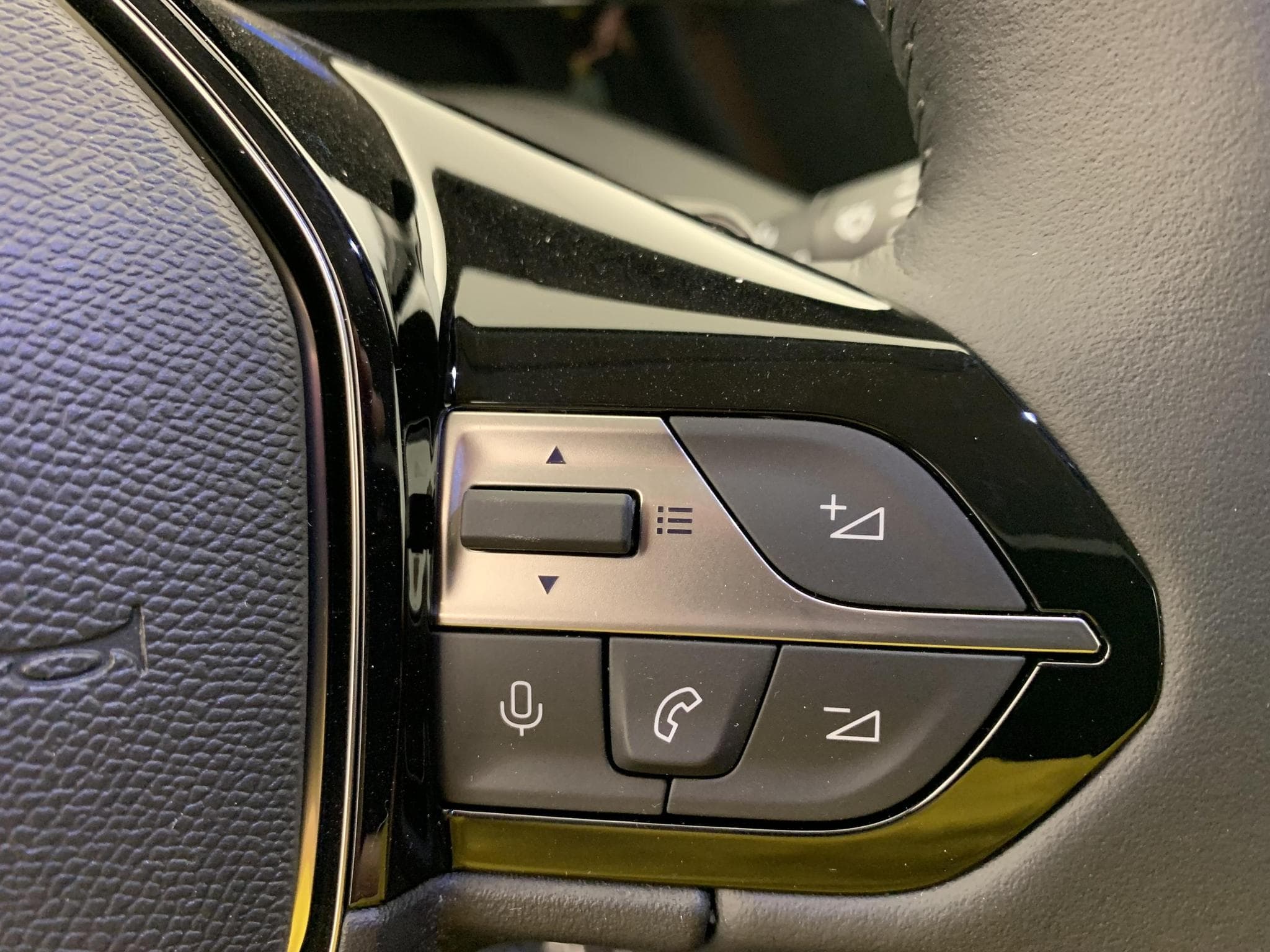 Peugeot 308 HYBRID 145 E-DCS6 ALLURE (2026) - Photo 18