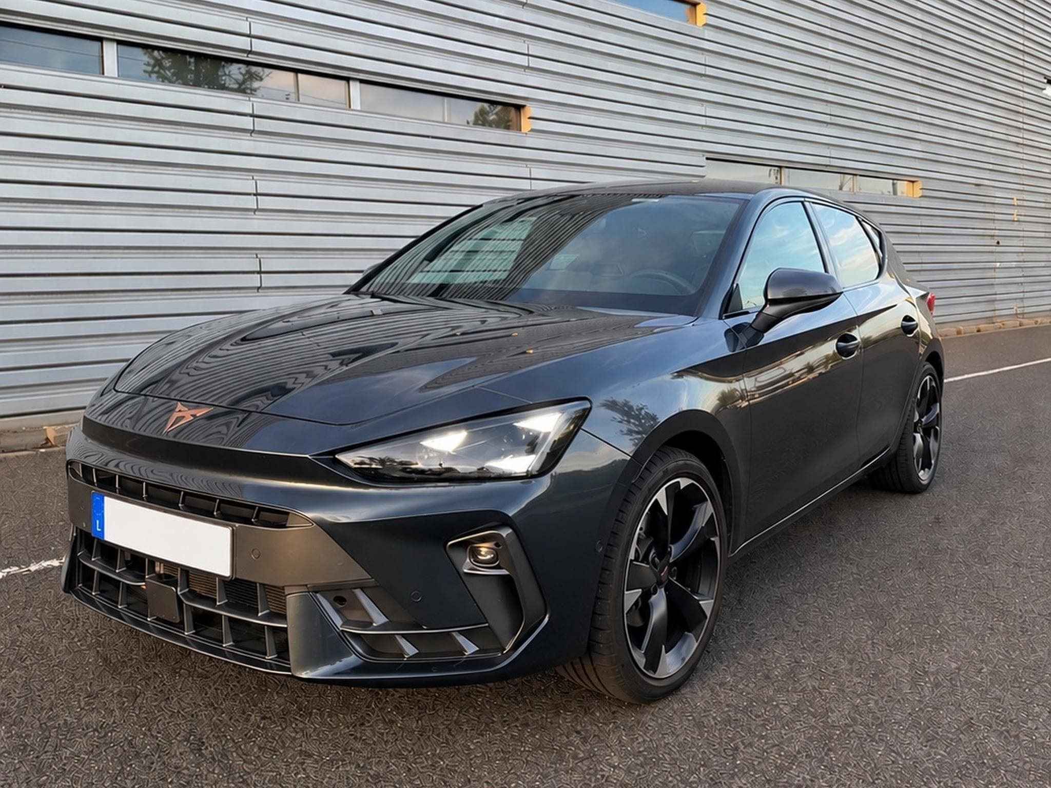 Cupra Leon CUPRA Leon 1.5 eTSI DSG7 110KW/150 ch (2025) - Photo 1