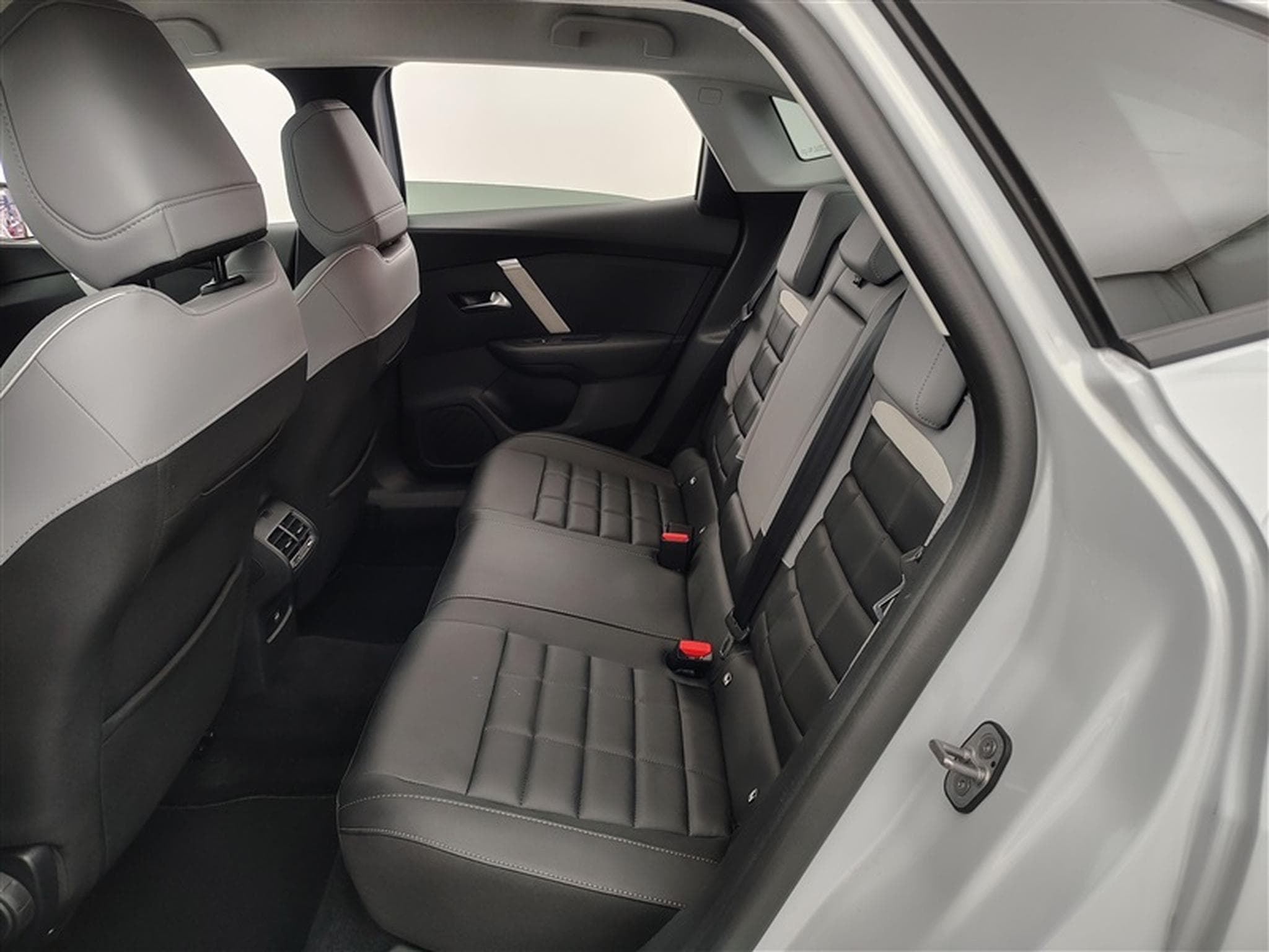 Citroën C4 X 1.2 Hybrid 145cv EAT8 Max NAVI / FULL LED / CUIR / CAMERA (2025) - Photo 13