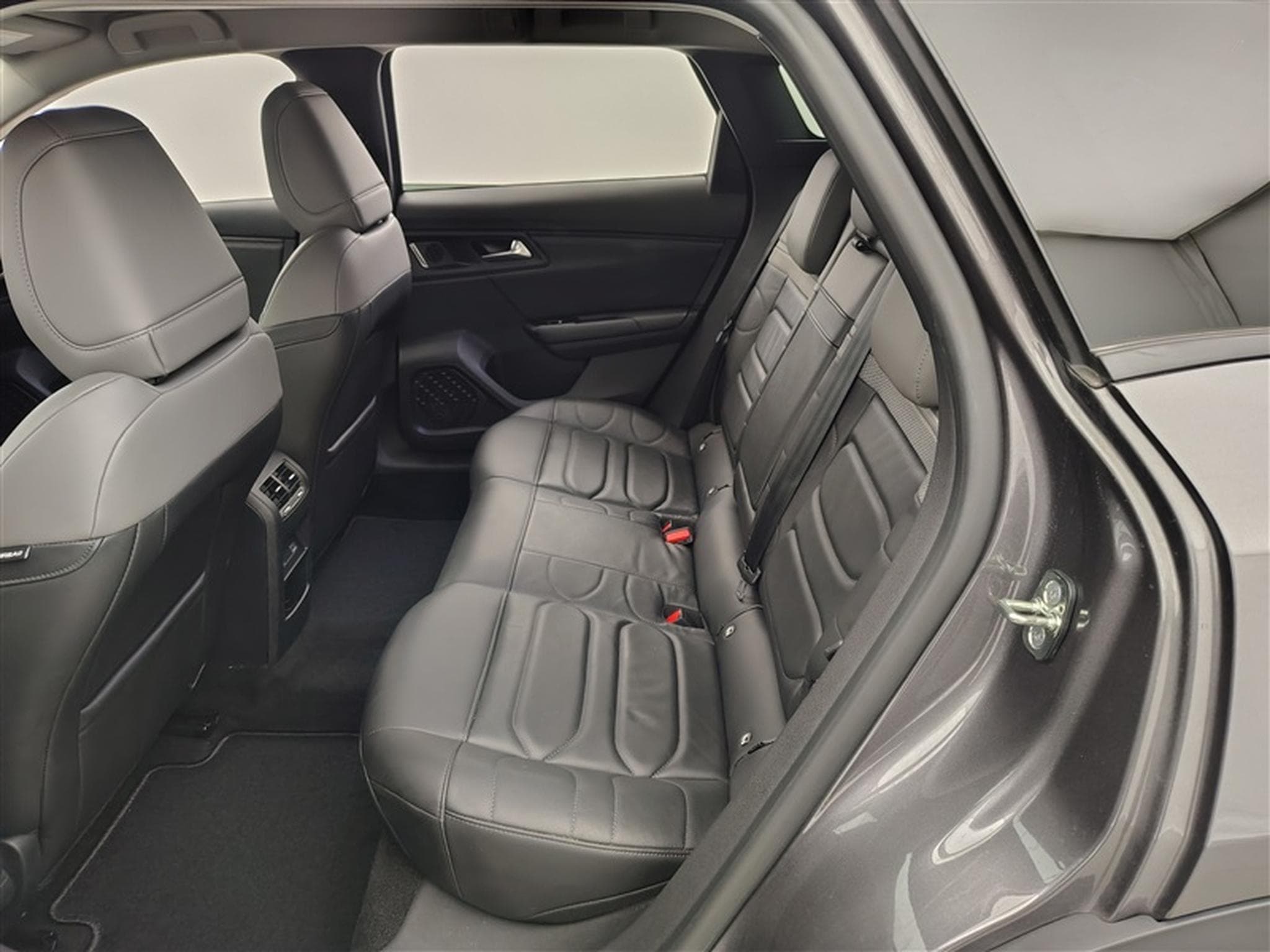 Citroën C5 X 1.2 PureTech 130cv EAT8 Plus NAVI / FULL LED / CUIR / JA 19" (2024) - Photo 13