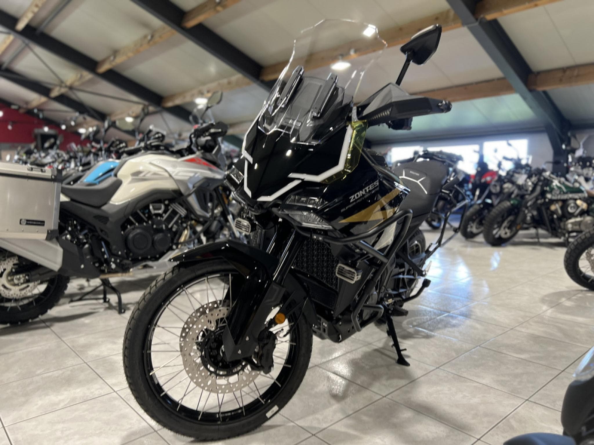 Zontes 703 F BLACK/GOLD 21 + Pack valises offert (2026) - Photo 2