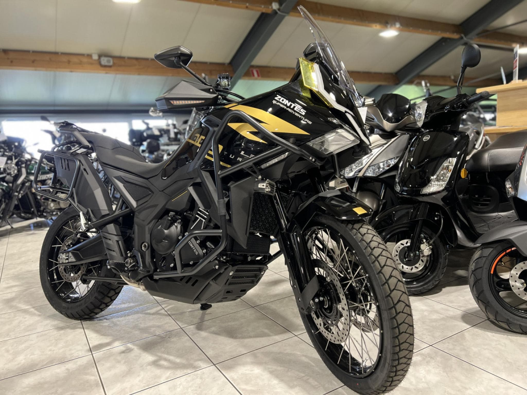 Zontes 703 F BLACK/GOLD 21 + Pack valises offert (2026) - Photo 7