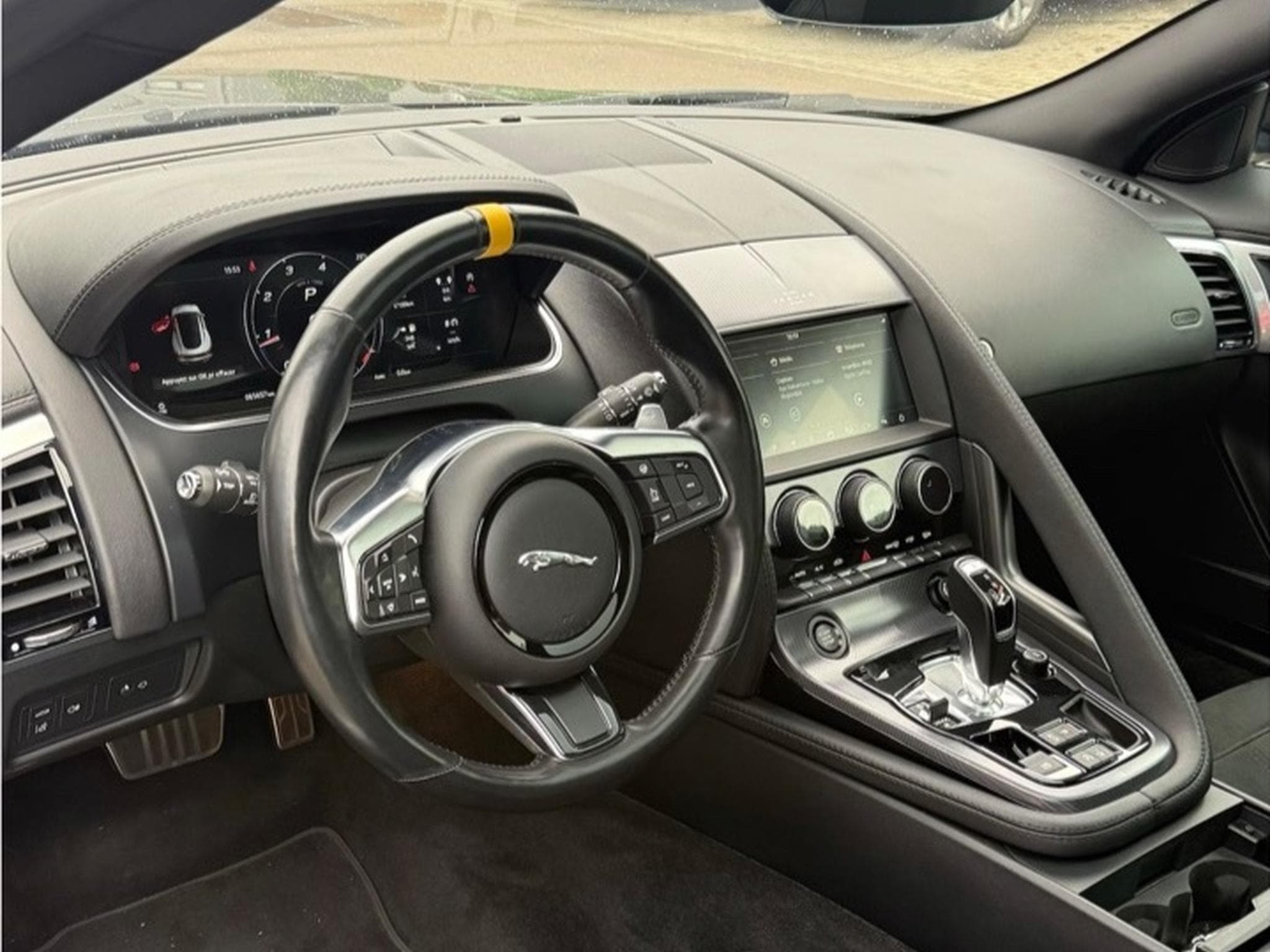 Jaguar F-Type R-dynamic (2021) - Photo 6