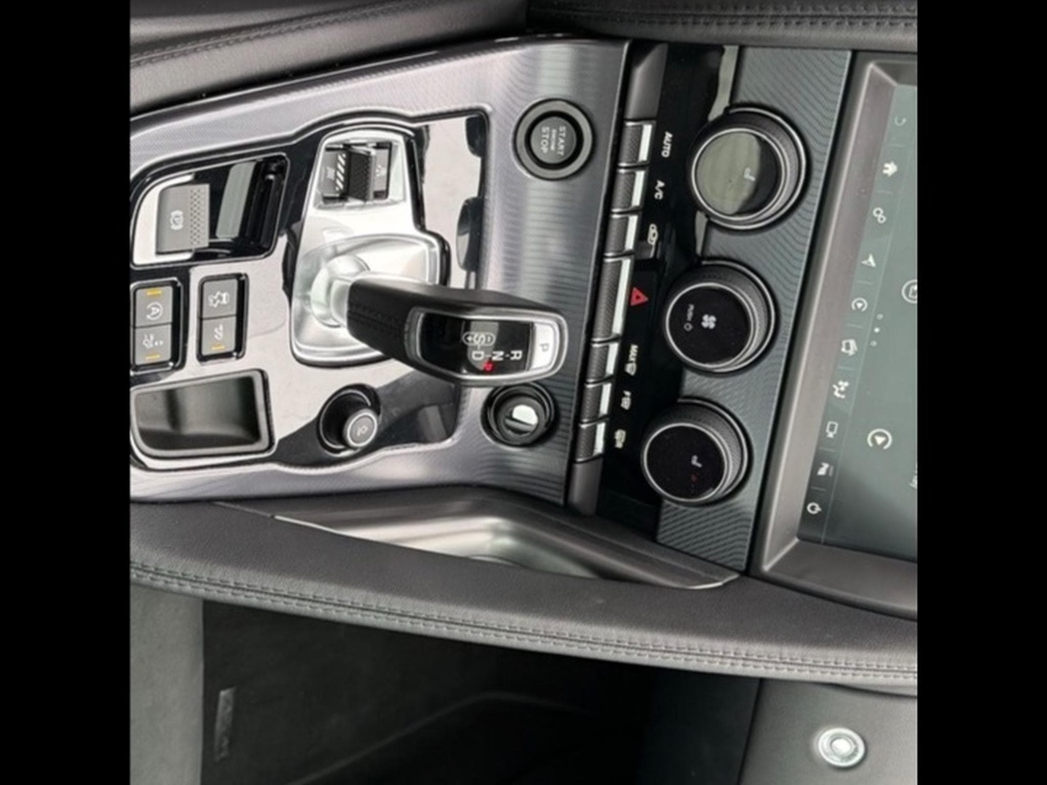Jaguar F-Type R-dynamic (2021) - Photo 7