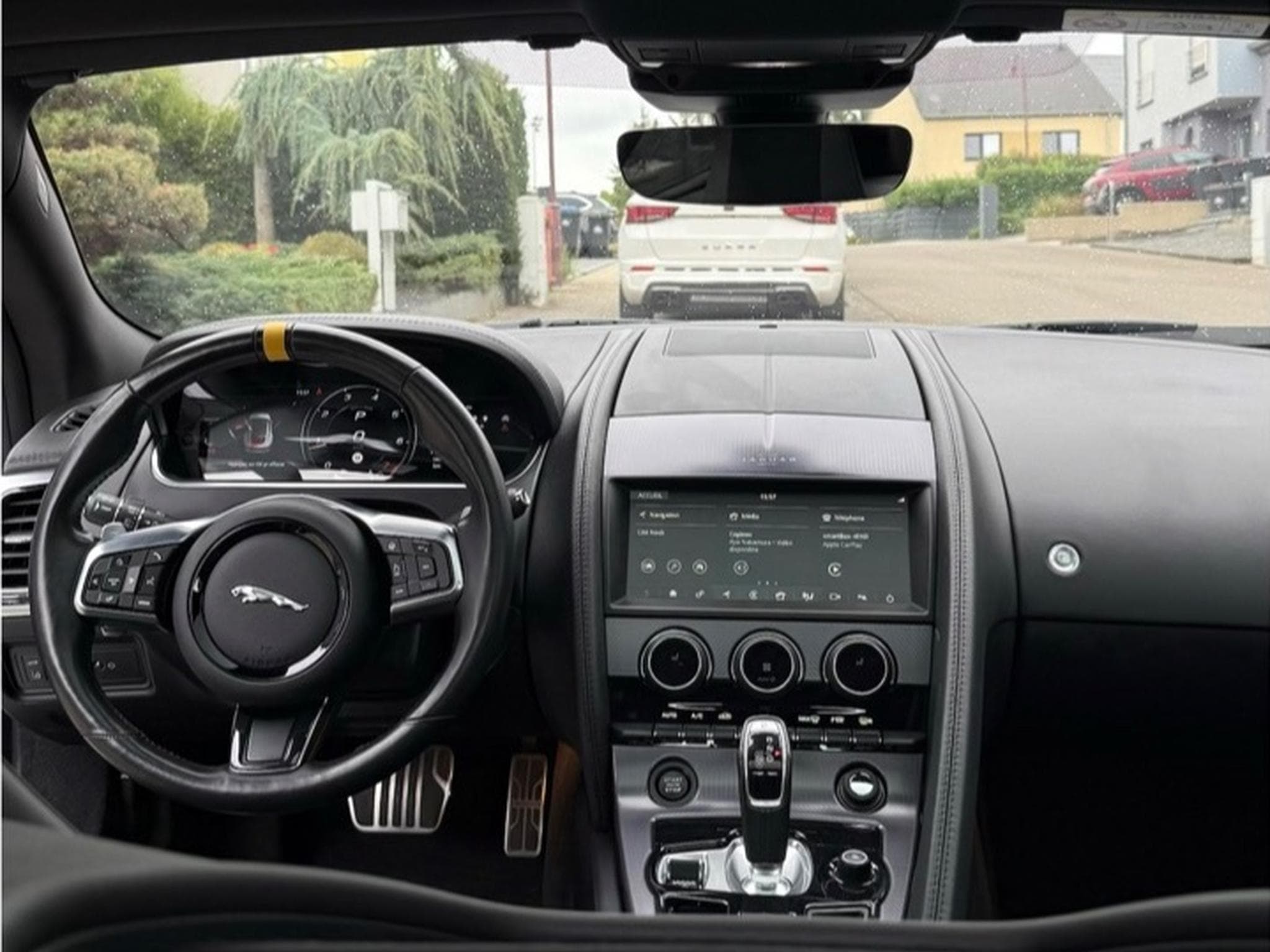 Jaguar F-Type R-dynamic (2021) - Photo 9