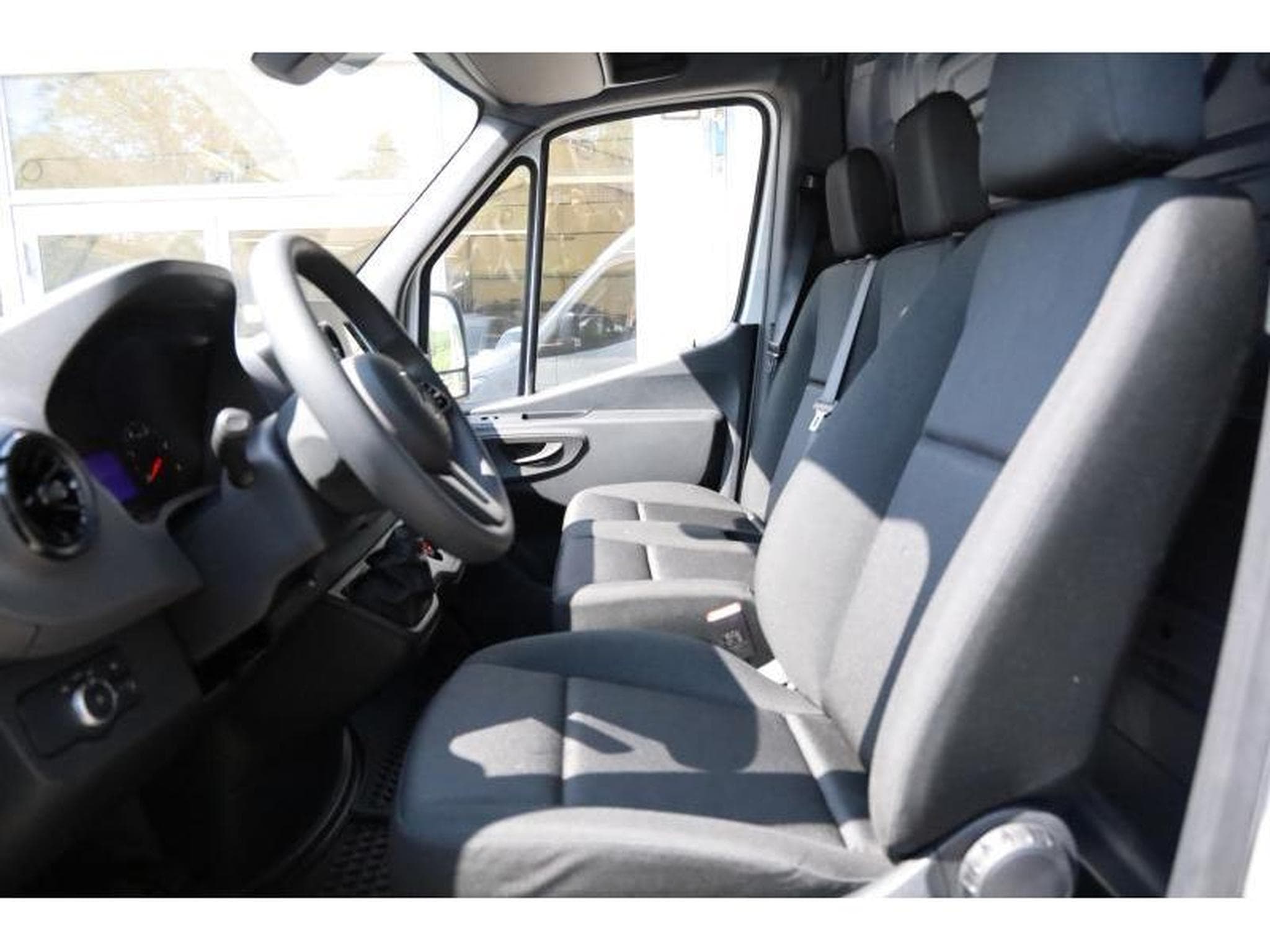 Mercedes Sprinter 315 Kasten L2 FWD (2023) - Photo 11