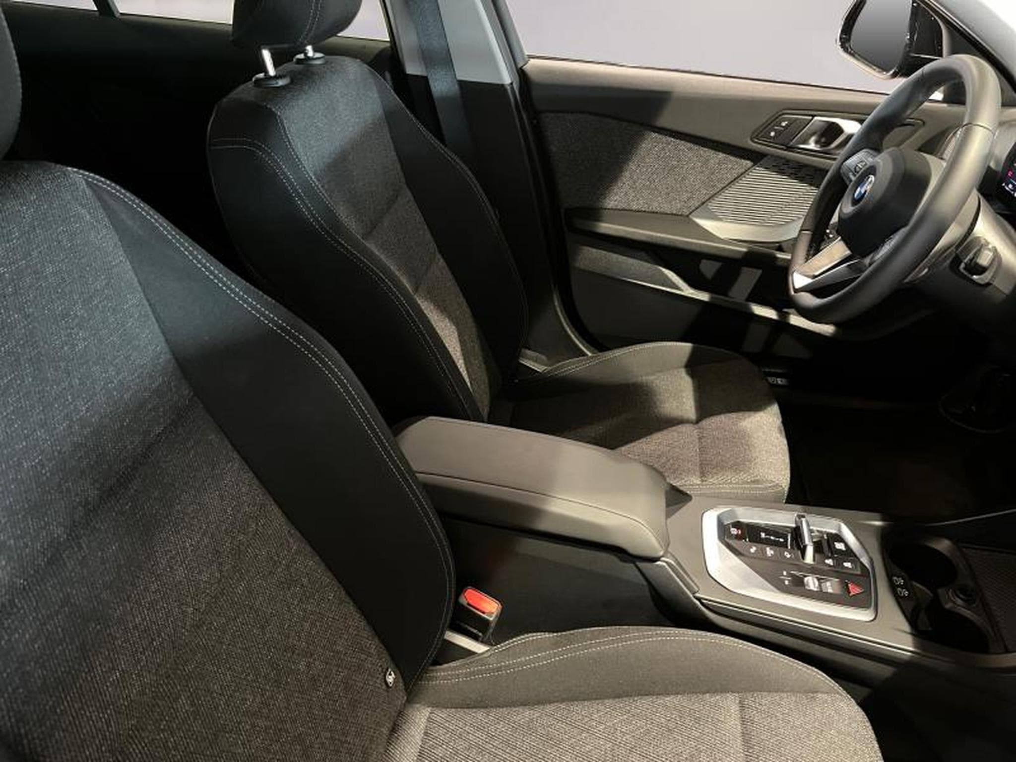 BMW 118 118d (2025) - Photo 12