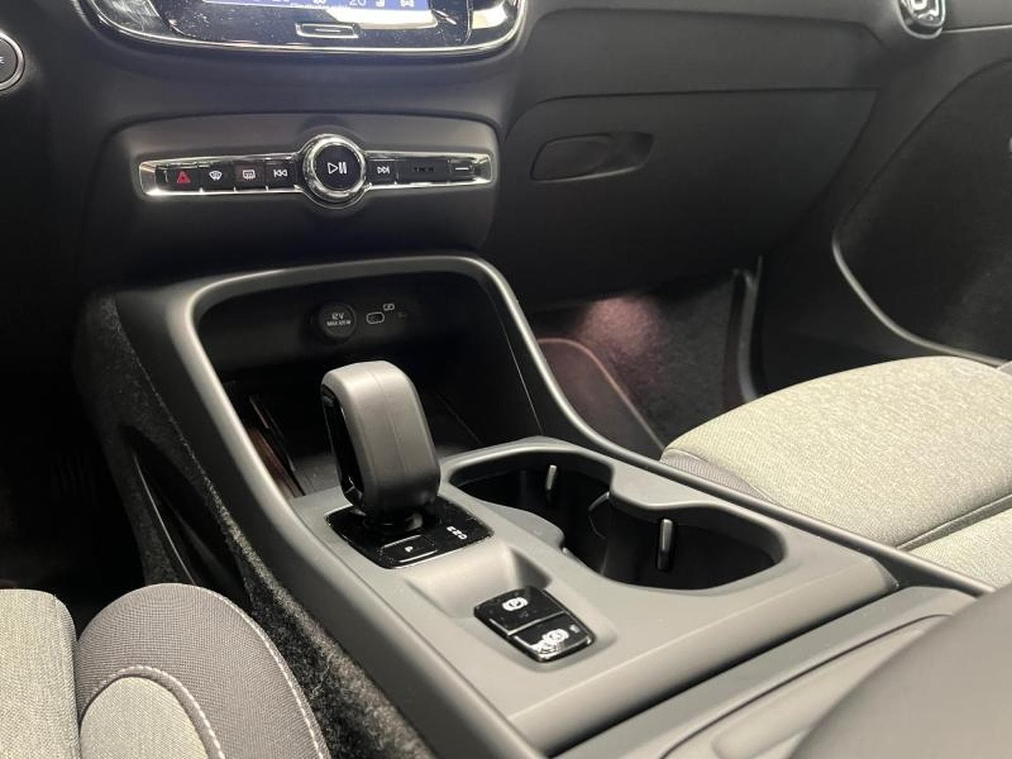 Volvo XC40 B3 Core / Essence (2024) - Foto 10