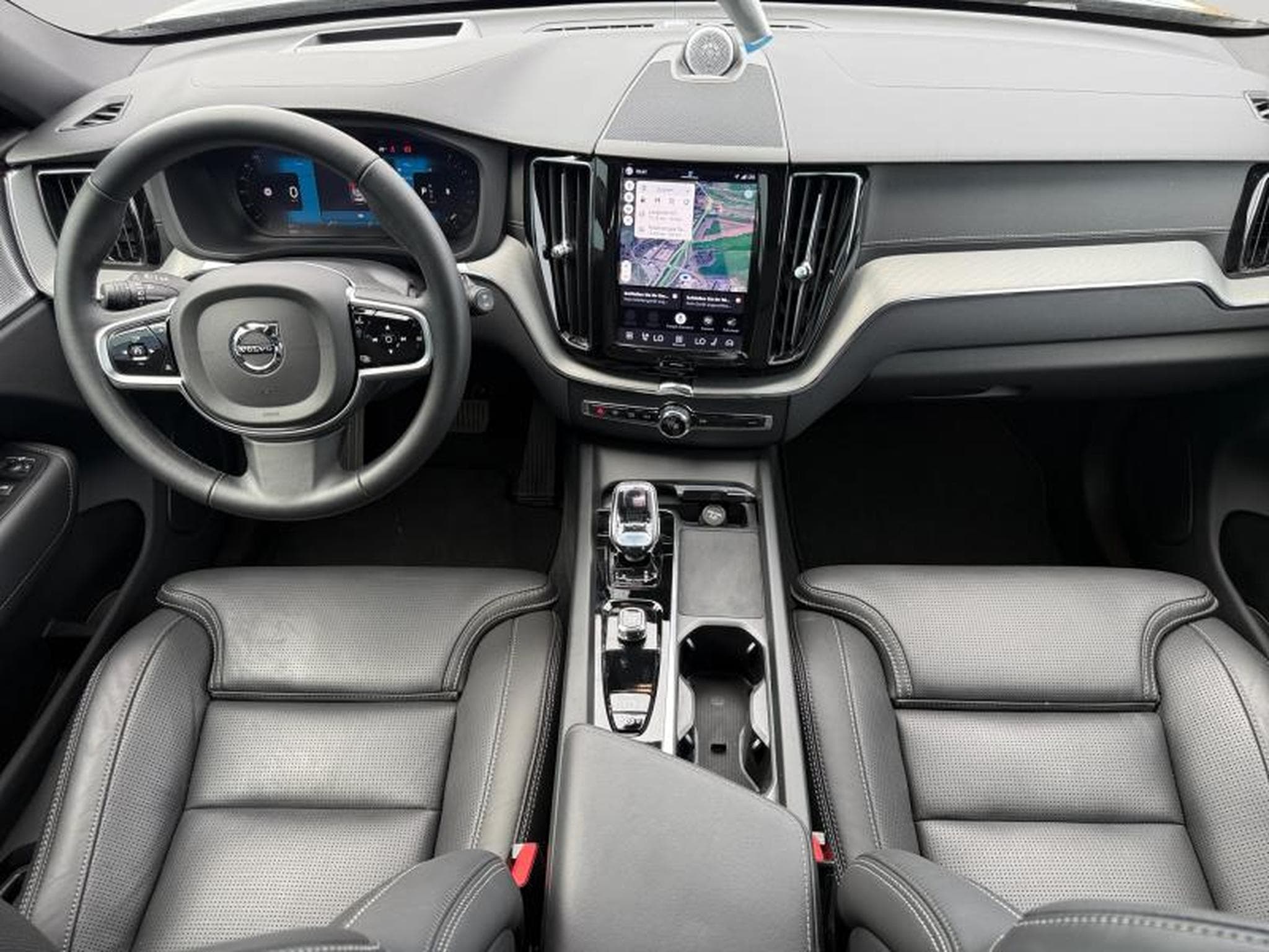 Volvo XC60 B5 AWD Ultra Black Edition / Essence (2025) - Foto 3