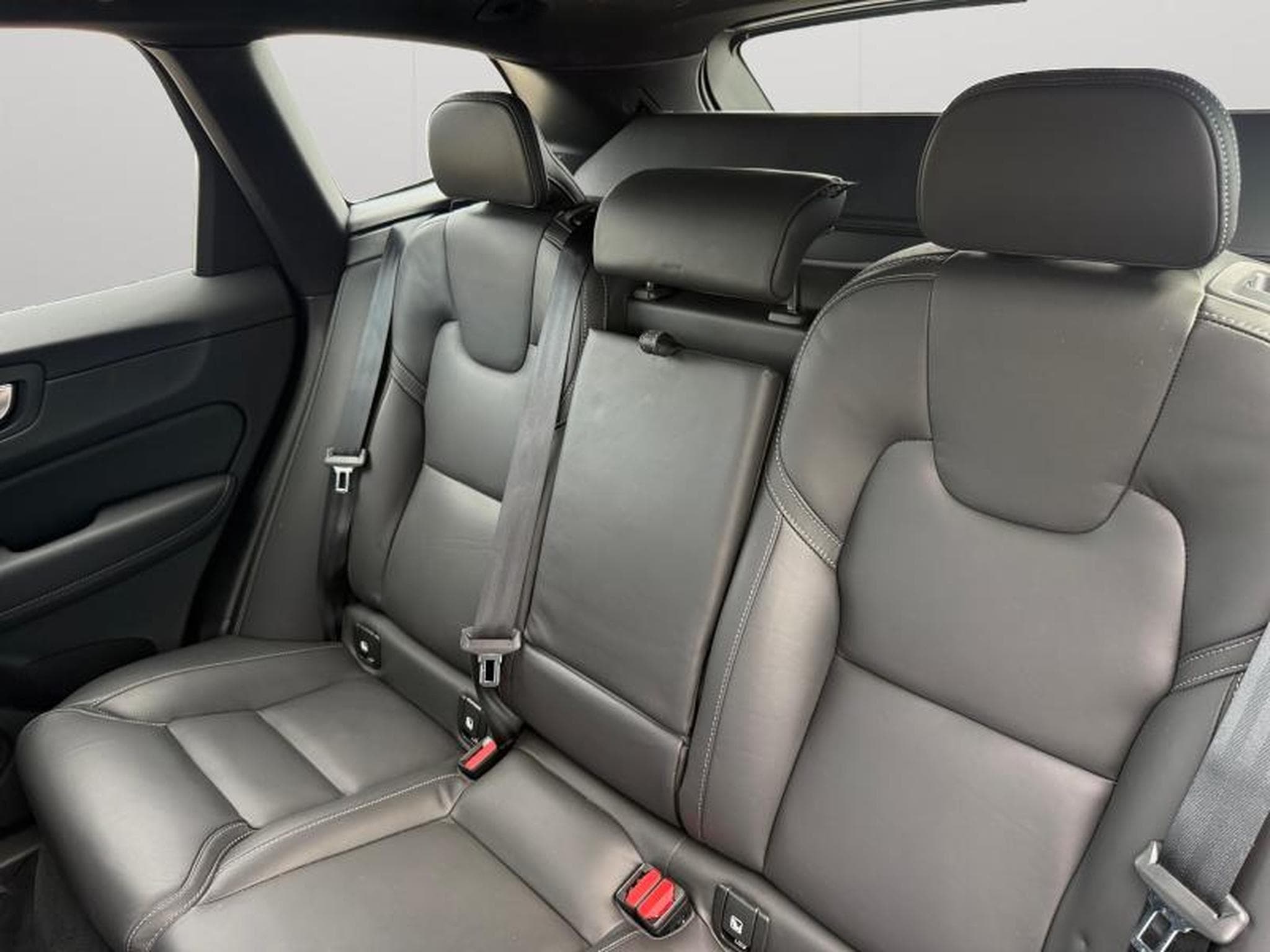 Volvo XC60 B5 AWD Ultra Black Edition / Essence (2025) - Foto 13