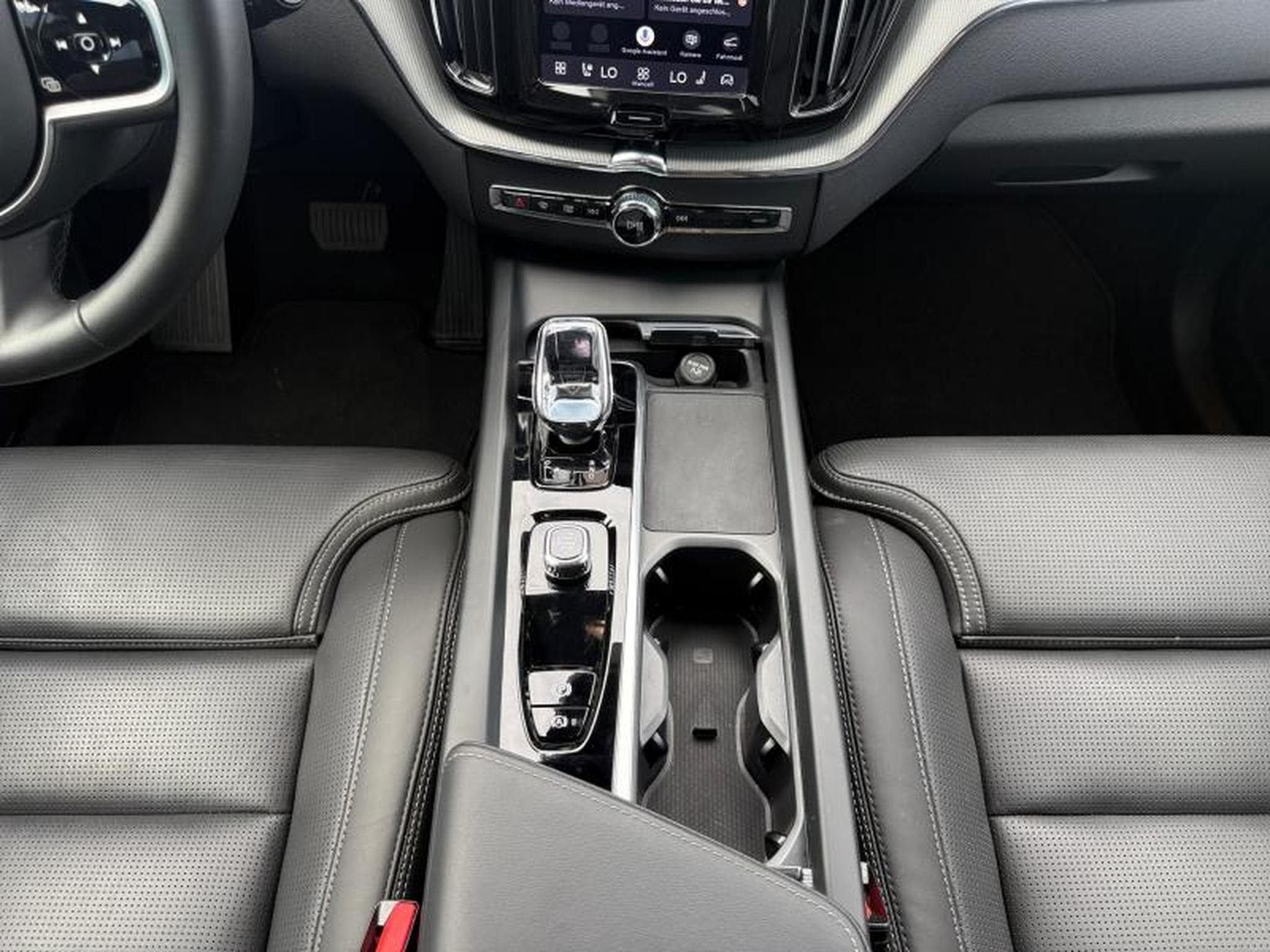 Volvo XC60 B5 AWD Ultra Black Edition / Essence (2025) - Foto 11