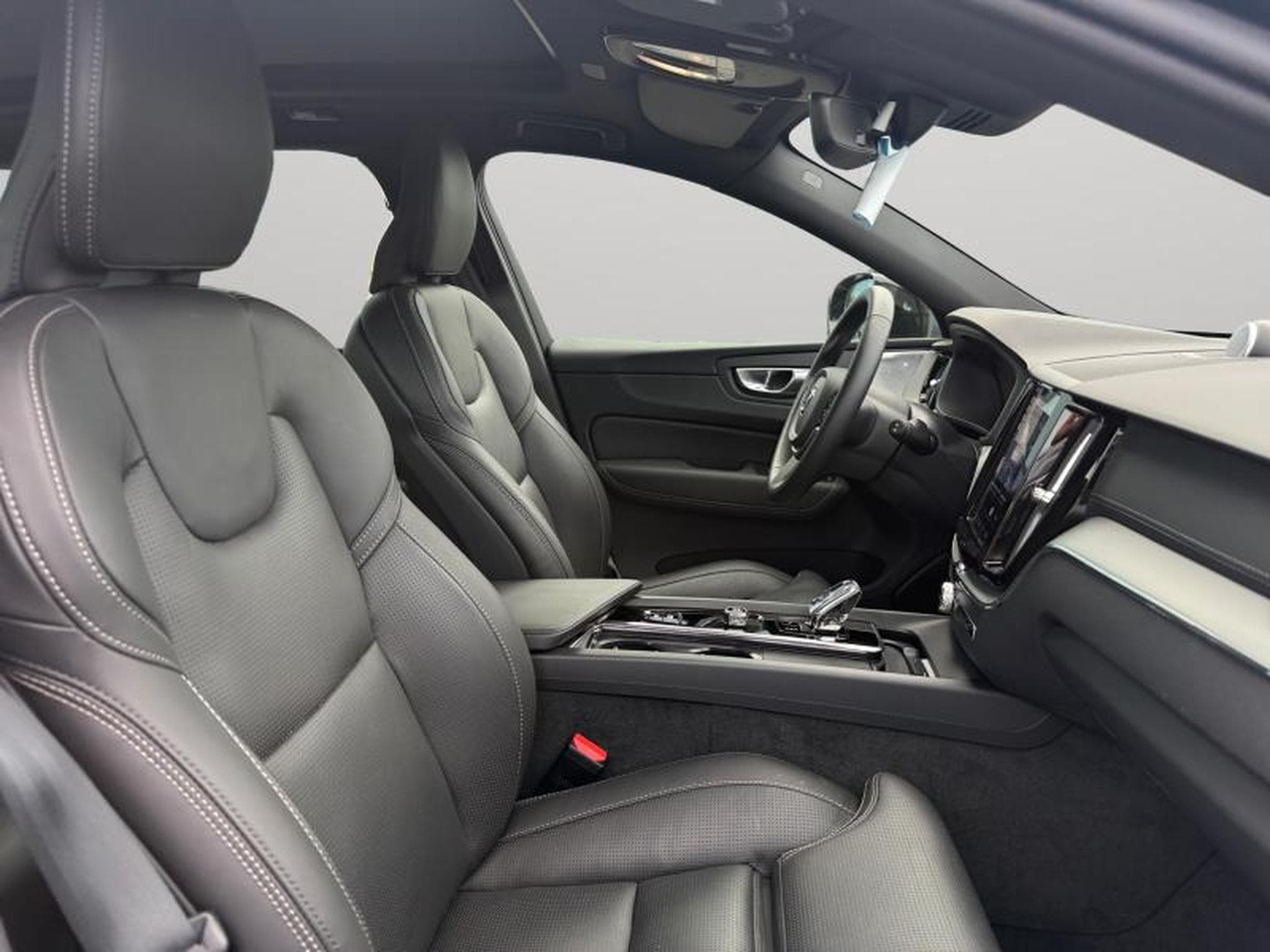 Volvo XC60 B5 AWD Ultra Black Edition / Essence (2025) - Foto 15