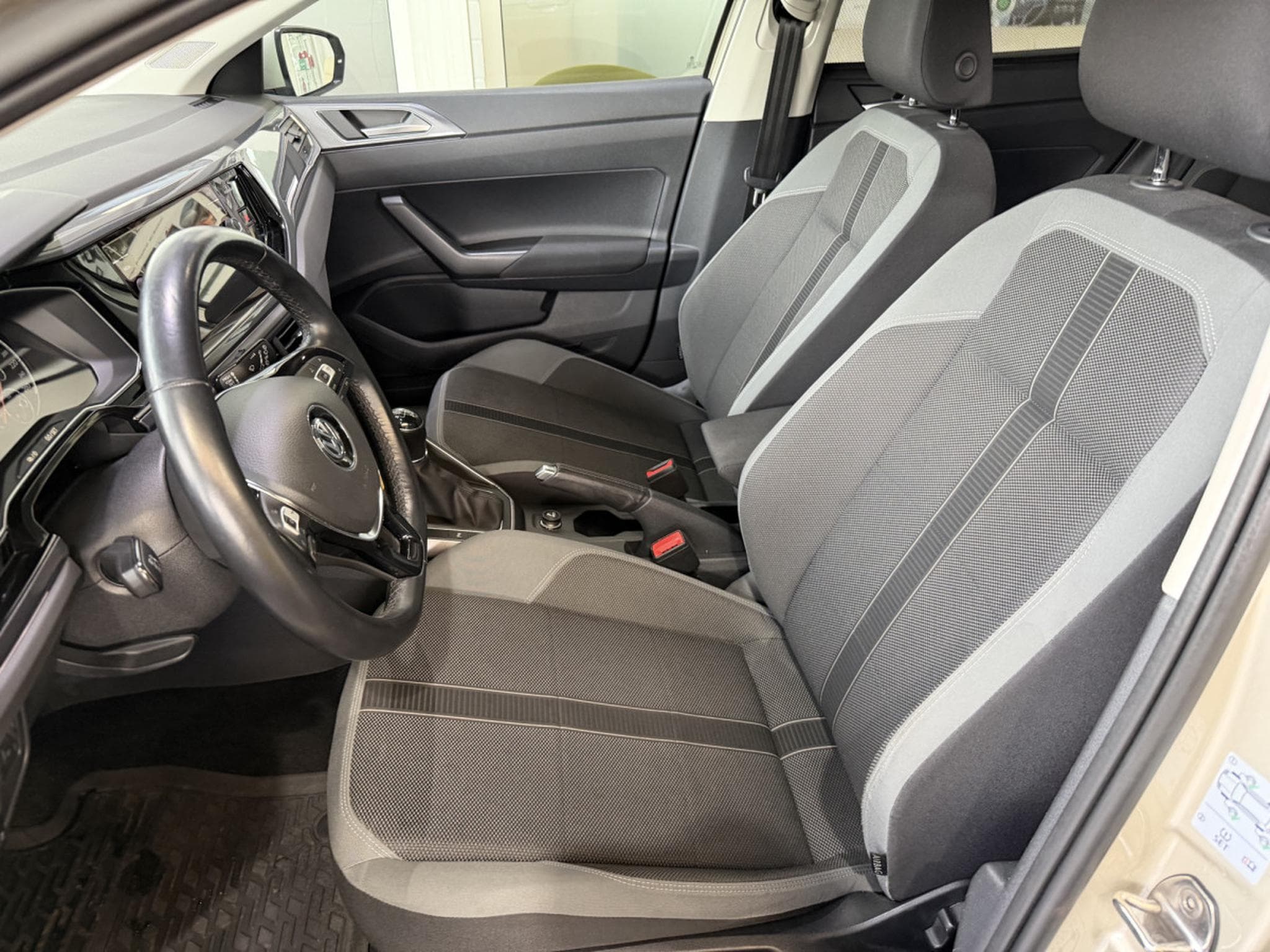 VW Polo 1.0 TSI  90PS (2019) - Photo 6
