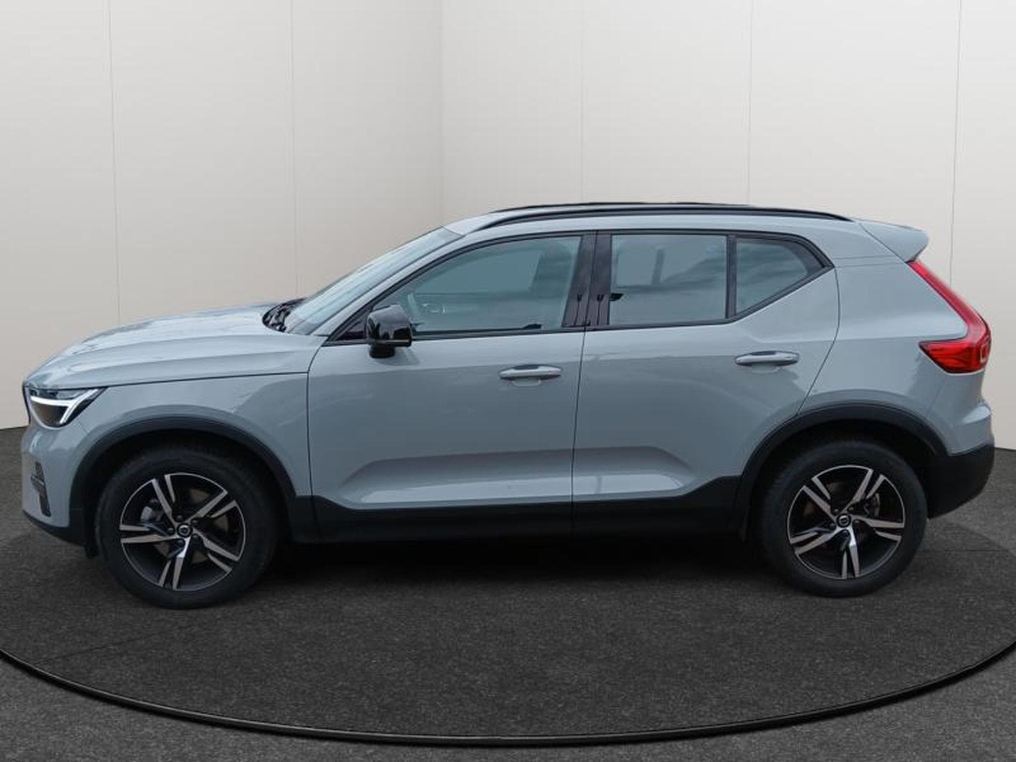 Volvo XC40 Plus Dark B3 Mild Hybrid (2025) - Photo 2