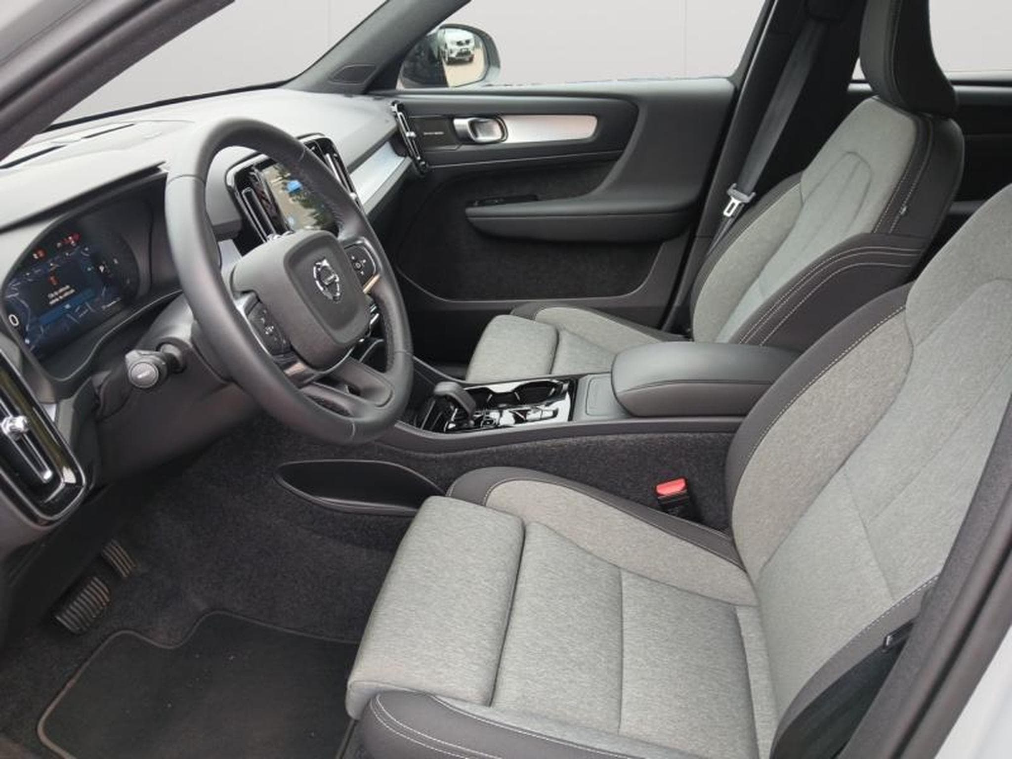 Volvo XC40 Plus Dark B3 Mild Hybrid (2025) - Photo 9
