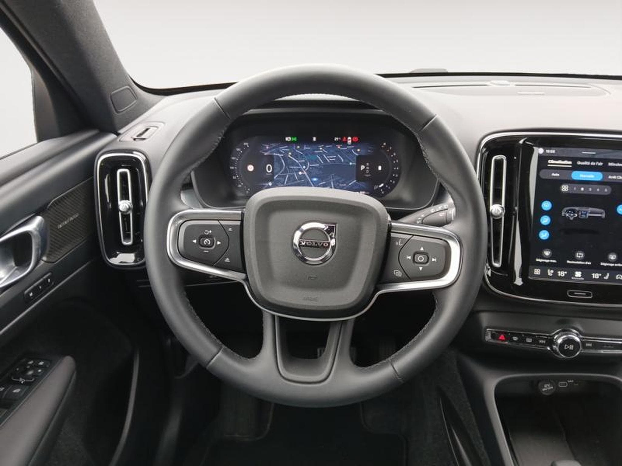 Volvo XC40 Plus Dark B3 Mild Hybrid (2025) - Photo 12